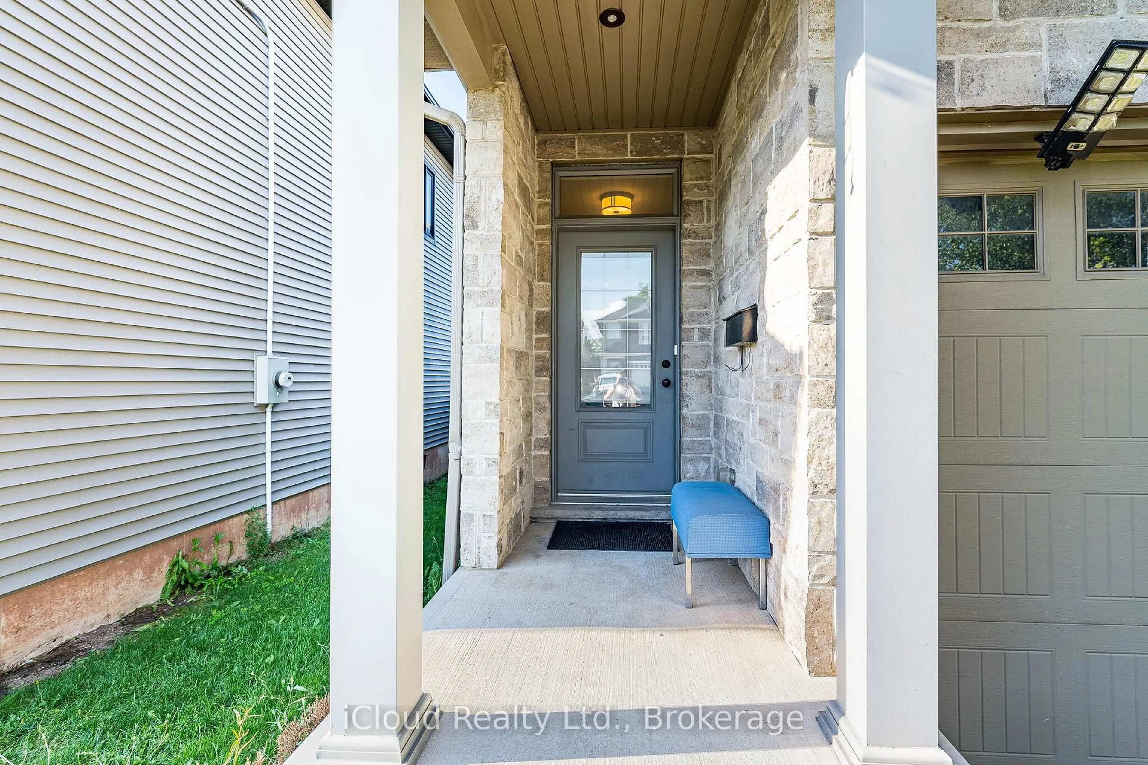 Indoor entryway for 235 Mead Ave, Hamilton Ontario L8H 3V6