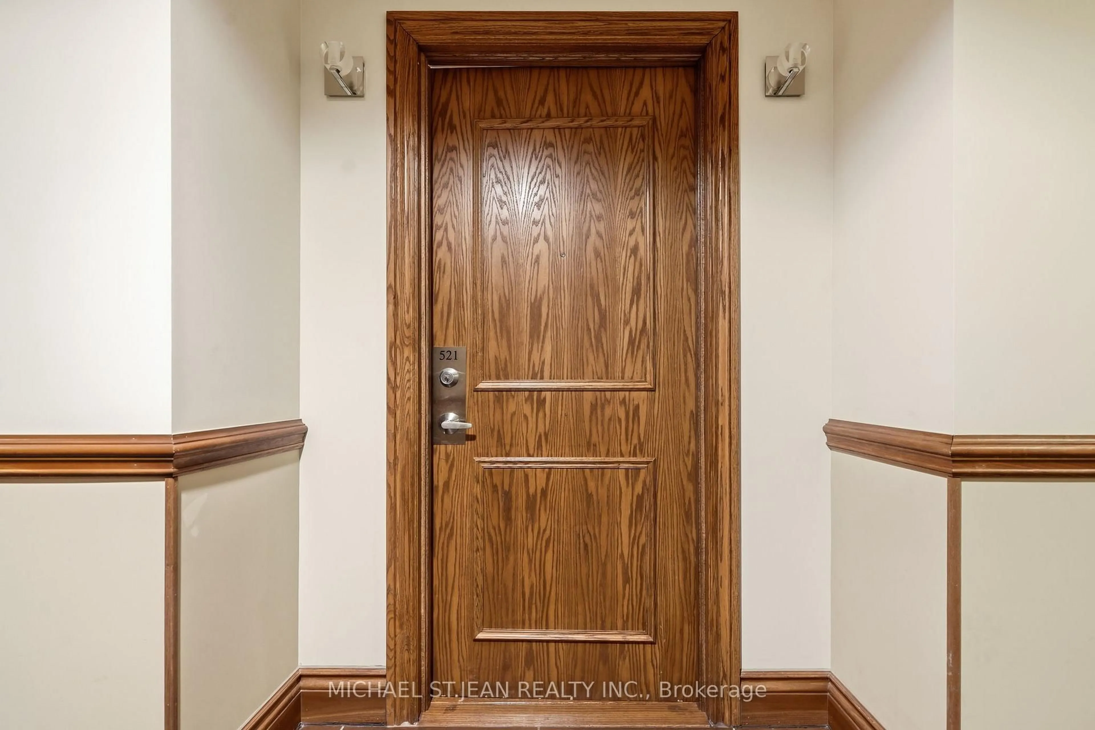 Indoor entryway for 8111 Forest Glen Dr #521, Niagara Falls Ontario L2H 2Y7
