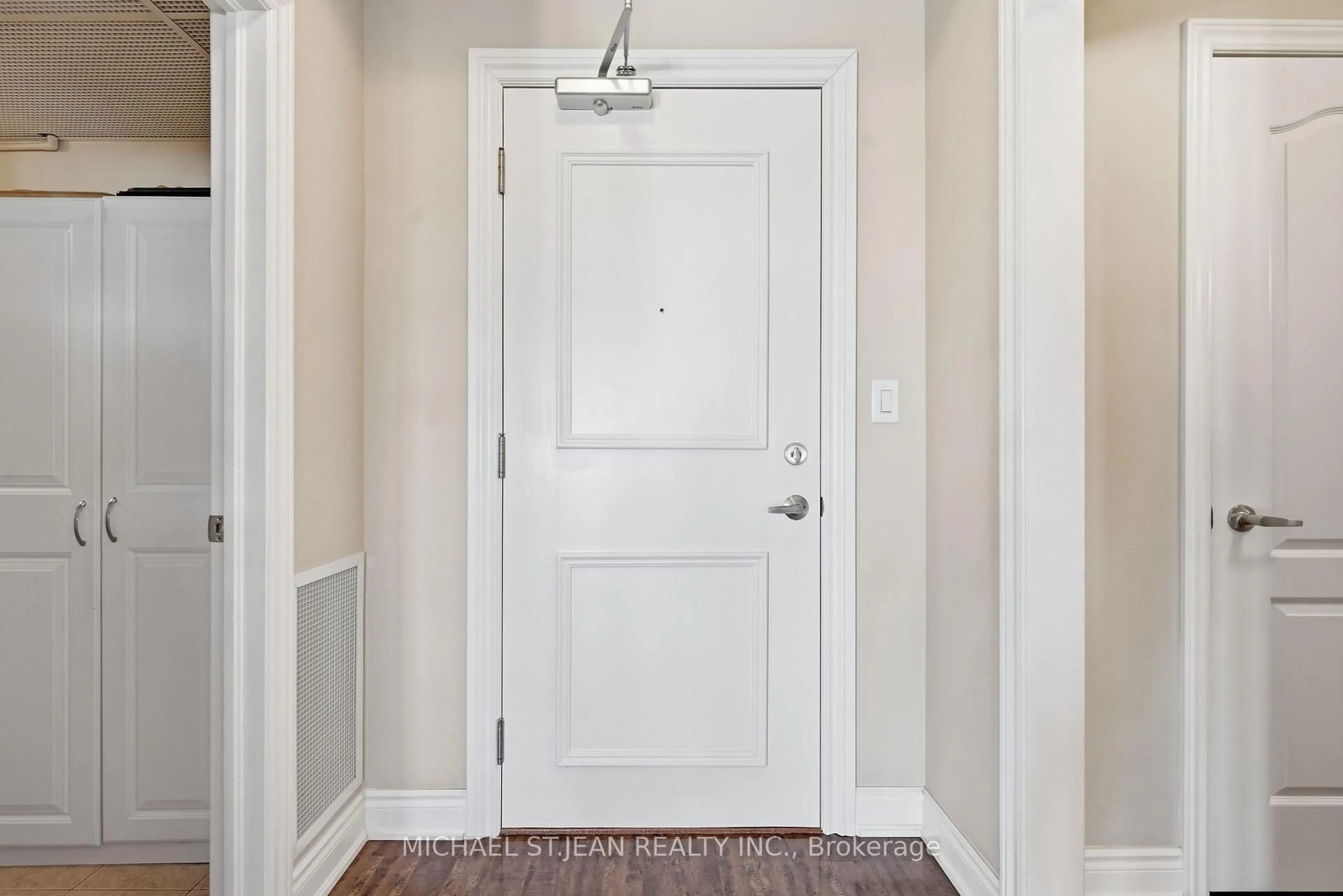 Indoor entryway for 8111 Forest Glen Dr #521, Niagara Falls Ontario L2H 2Y7