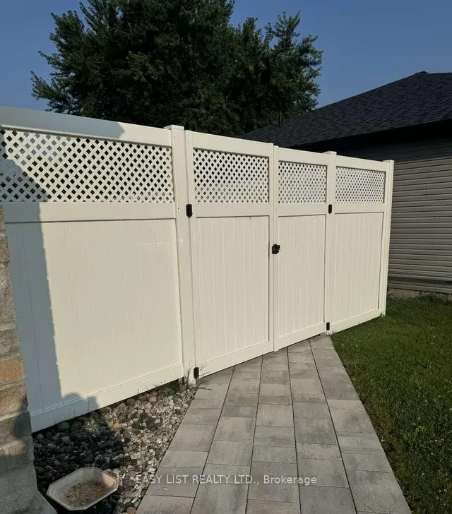 306 Belfort Cres, Cornwall 2