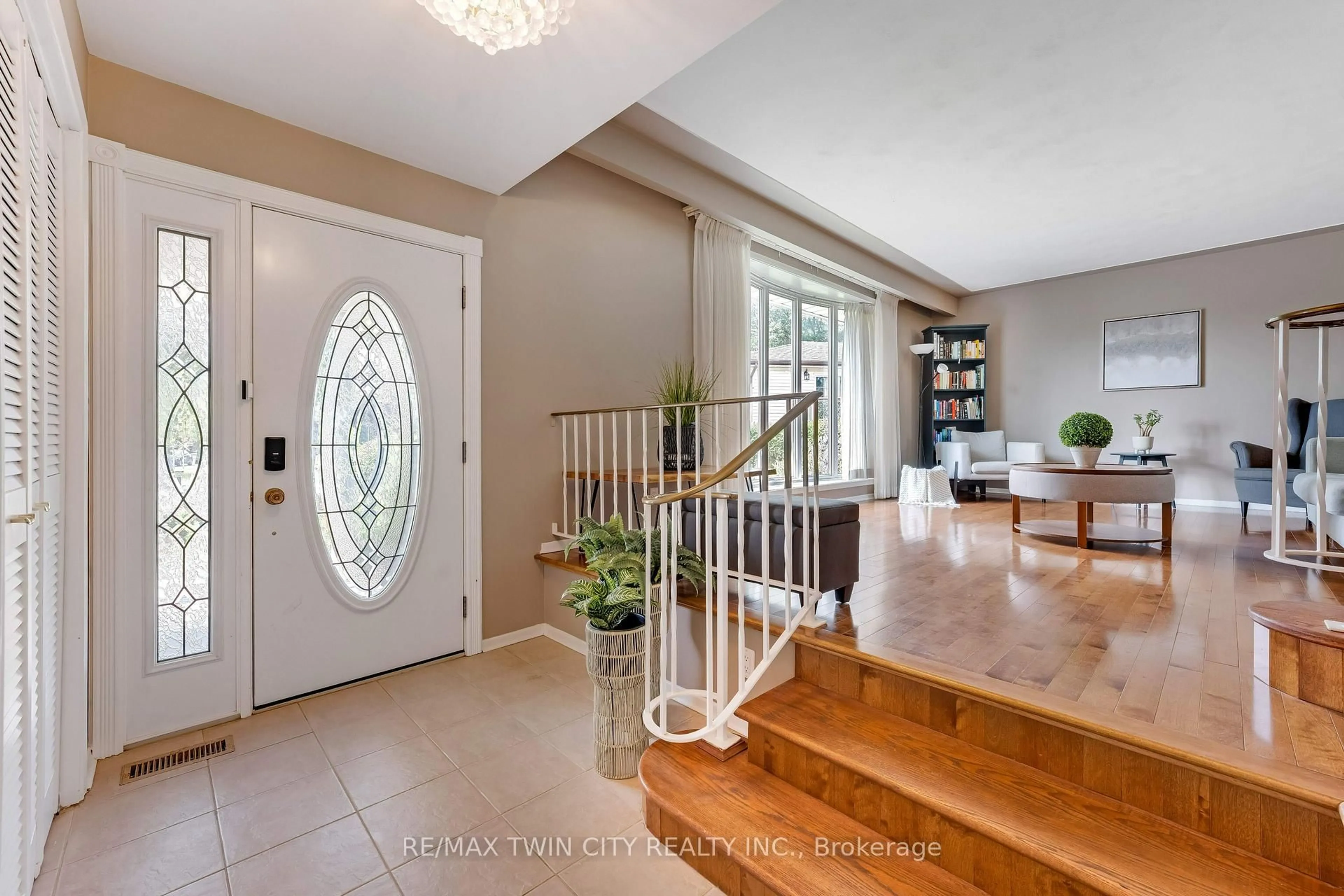 Indoor entryway for 46 Lombardy Crt, Kitchener Ontario N2M 1W7
