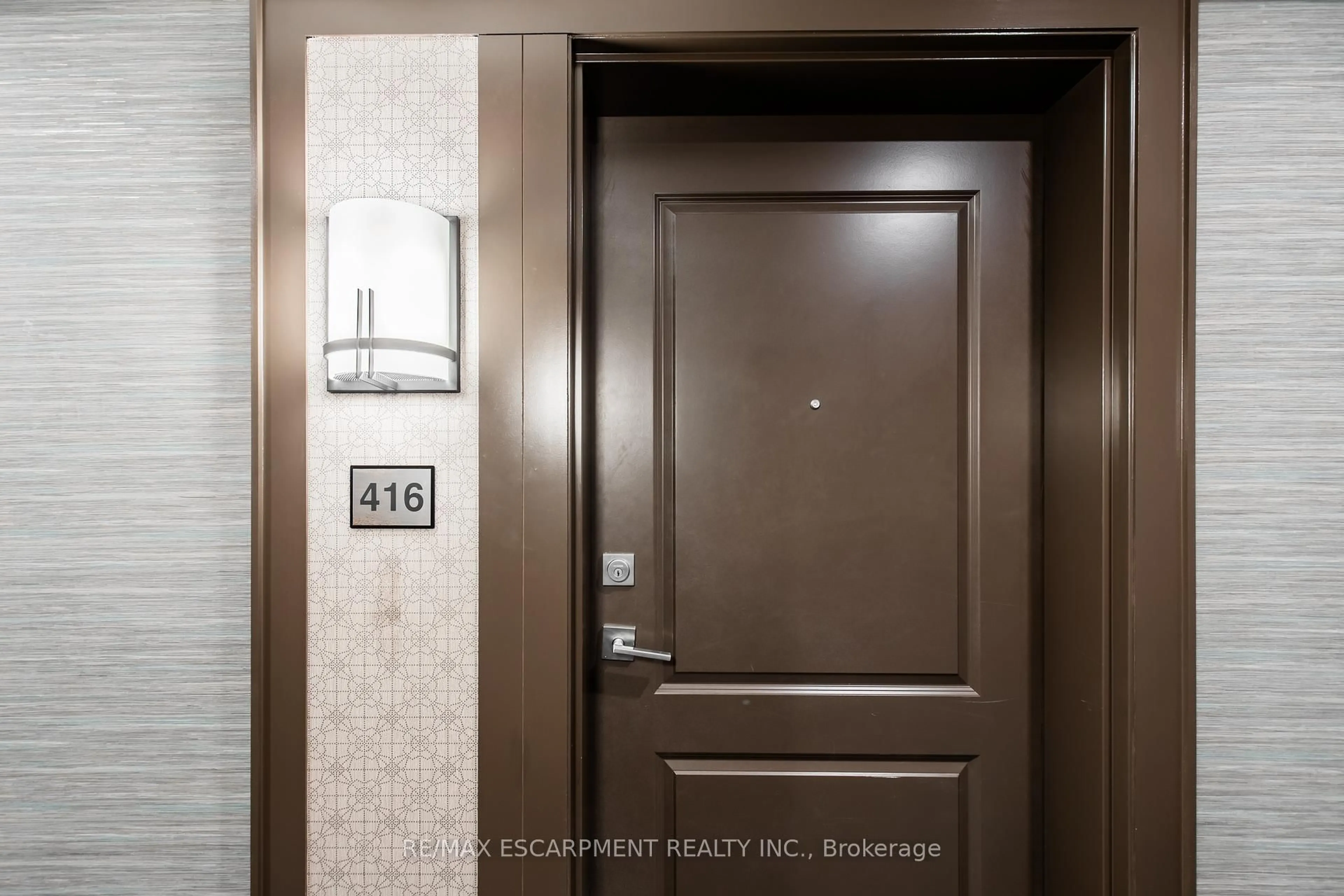 Indoor entryway for 450 Dundas St #416, Hamilton Ontario L8B 1Z2