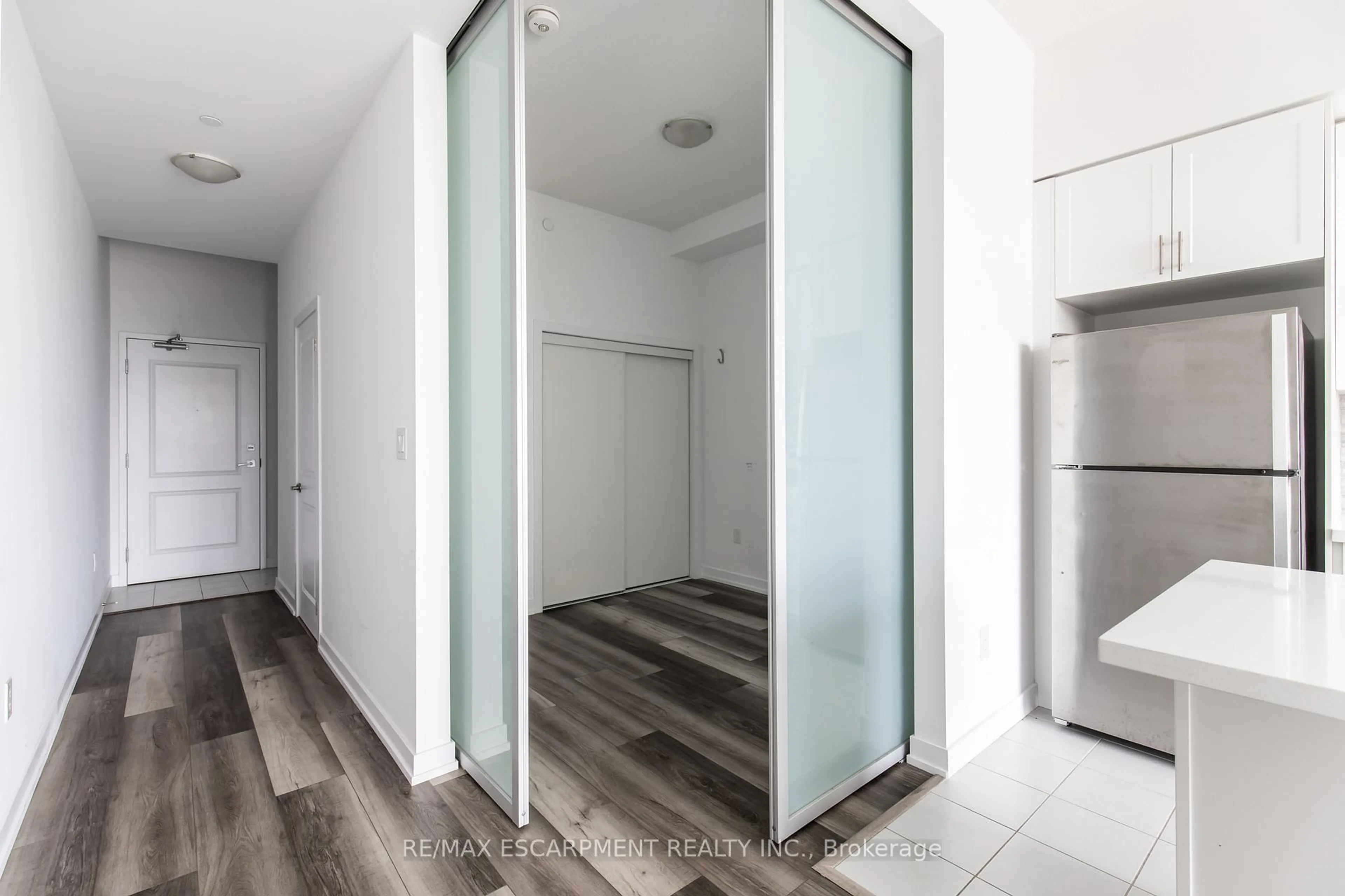 Indoor entryway for 450 Dundas St #416, Hamilton Ontario L8B 1Z2
