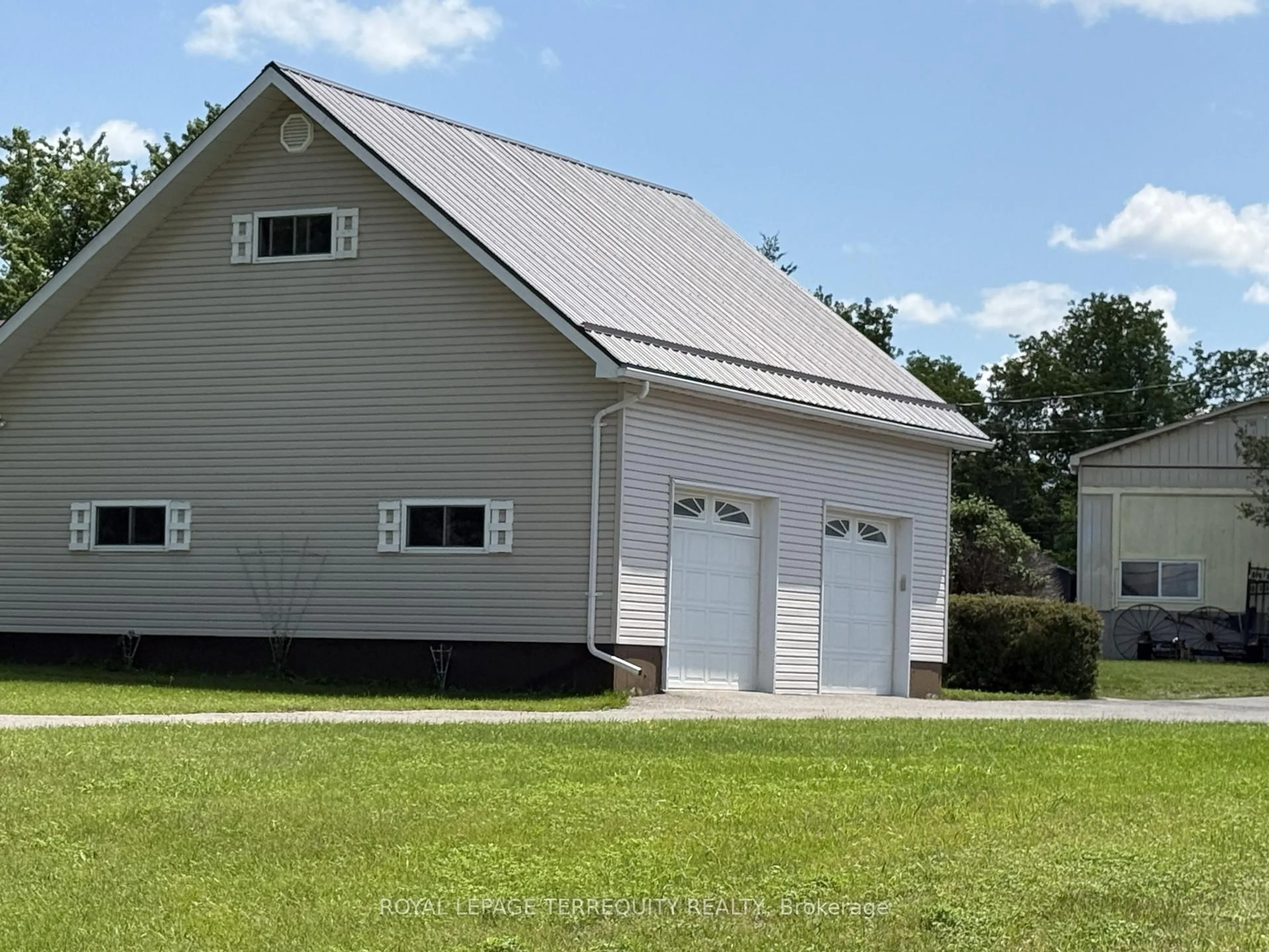 Home with vinyl exterior material, building for 471 County Rd 38, Trent Hills Ontario K0L 1L0