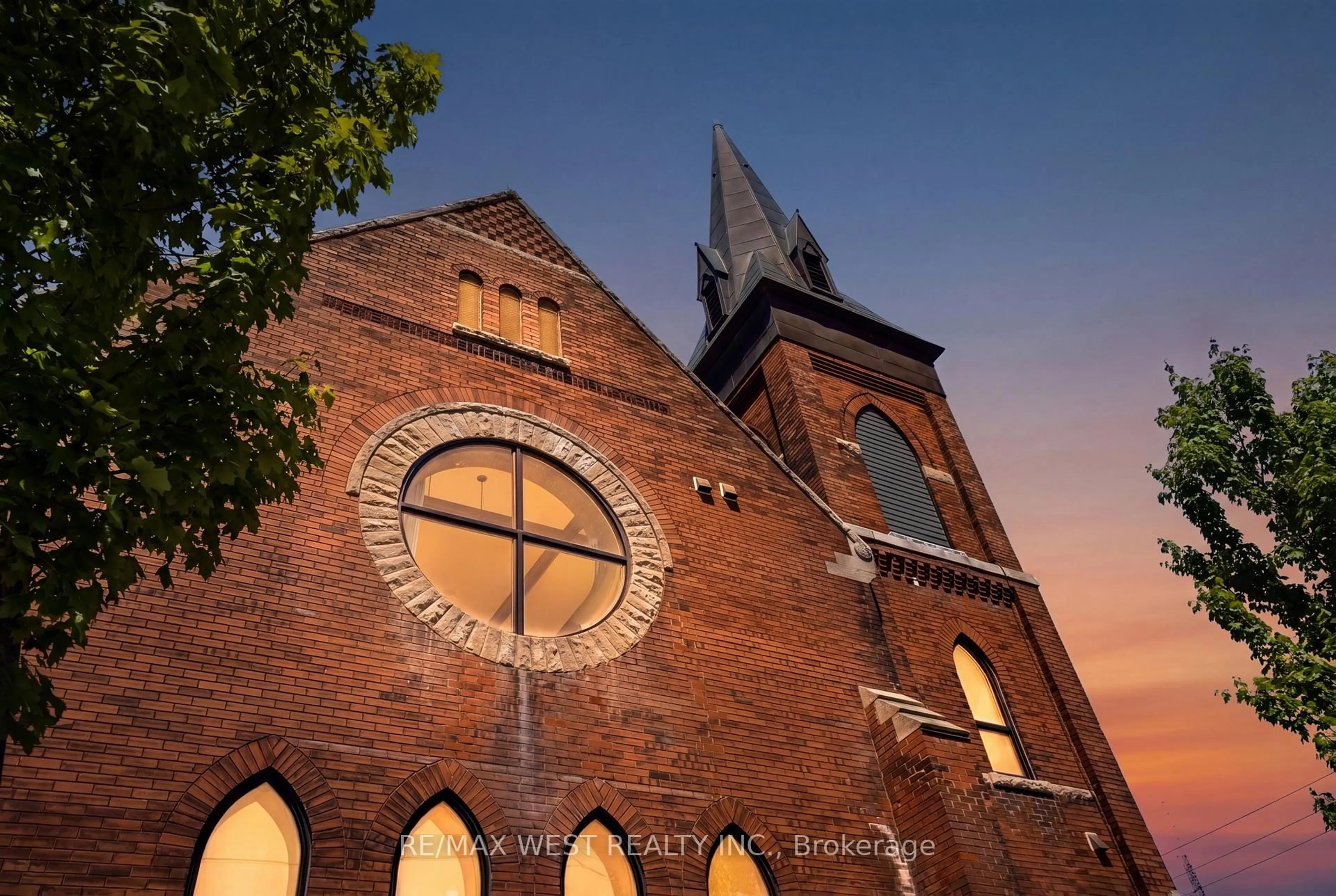 Home with brick exterior material, building for 405 Merritt St #2, St. Catharines Ontario L2P 1P5