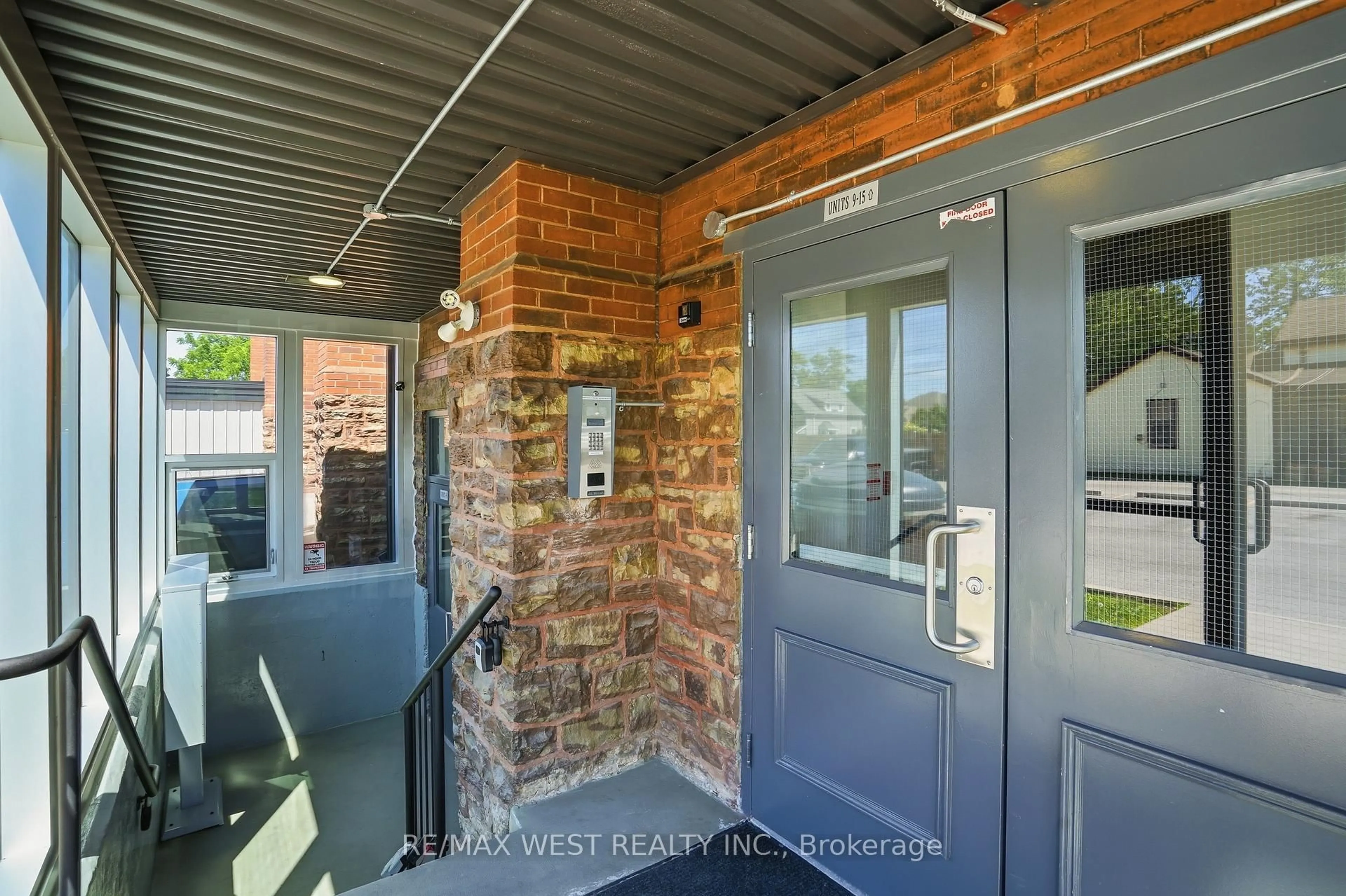 Indoor entryway for 405 Merritt St #2, St. Catharines Ontario L2P 1P5