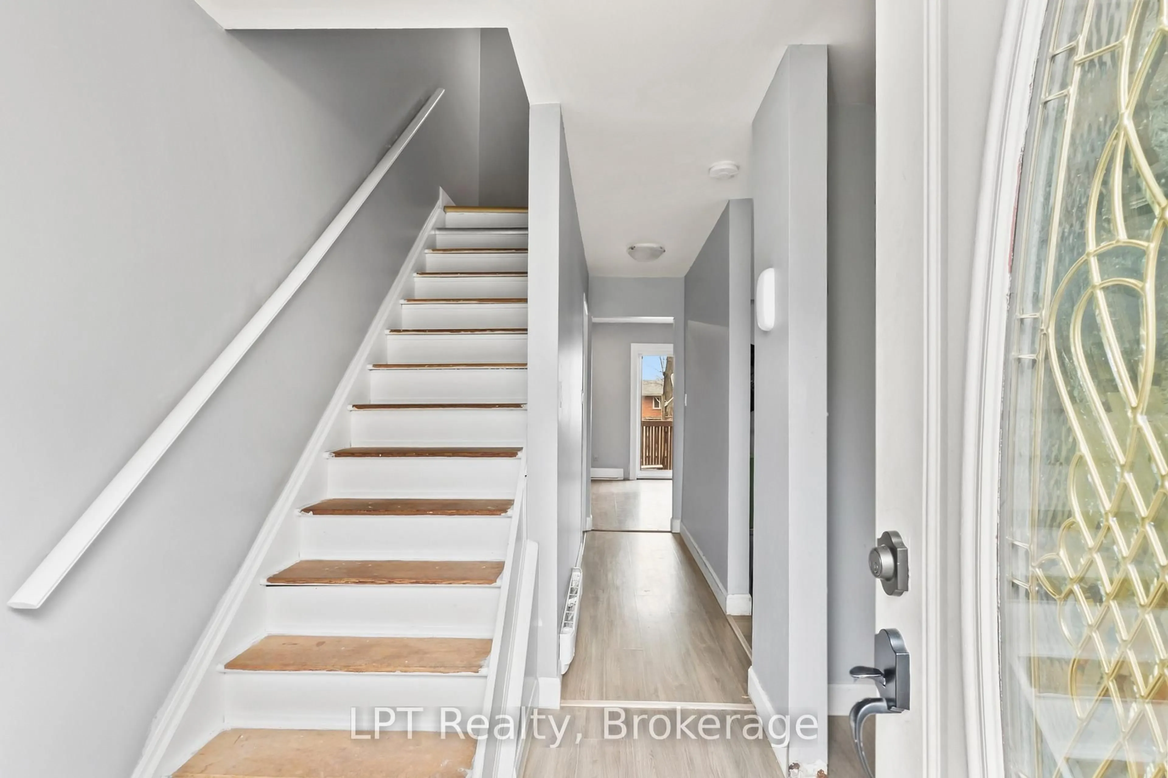 Indoor entryway for 4 Tiffany Pl #4, Quinte West Ontario K8V 6A3