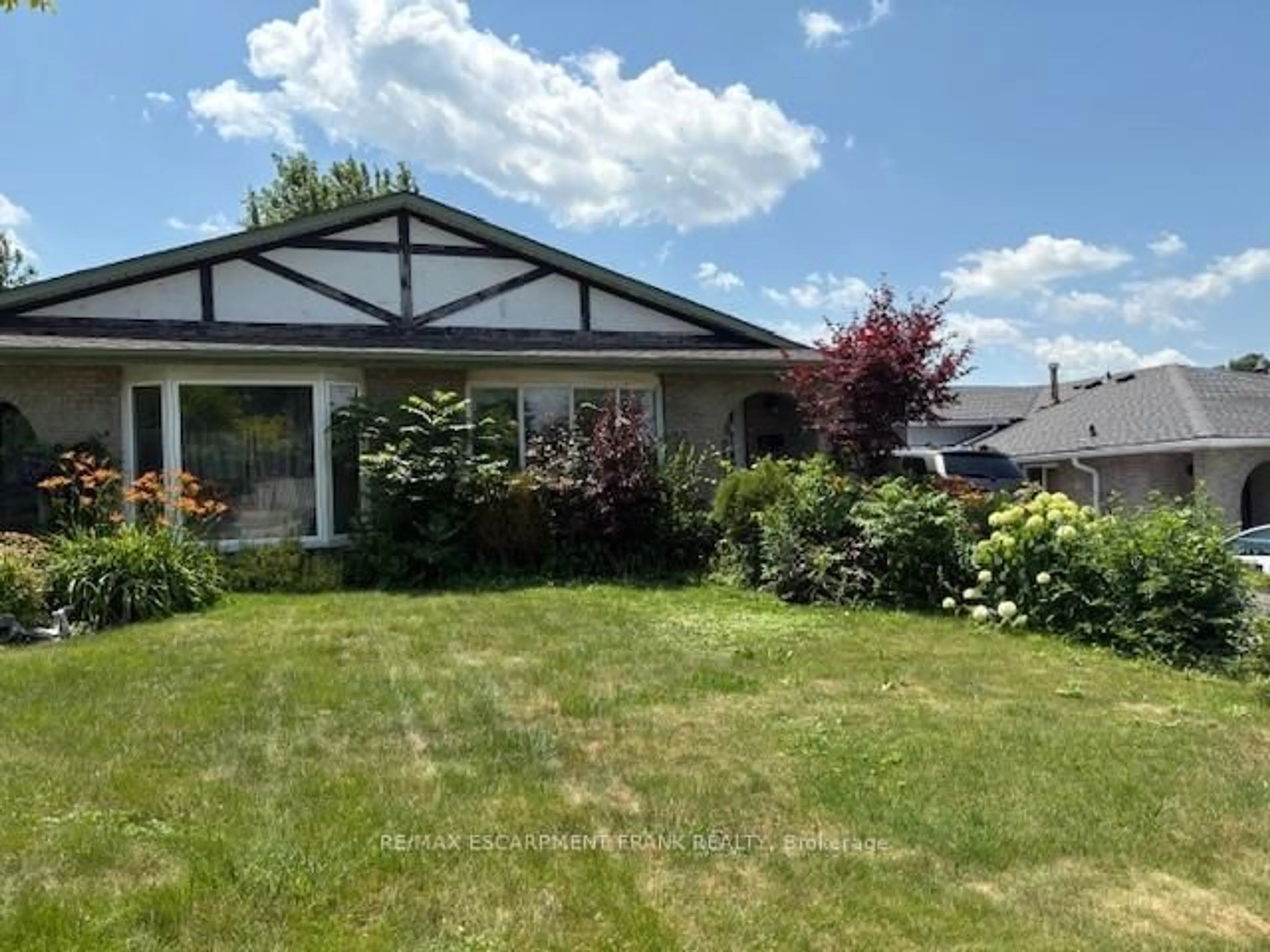 A pic from outside/outdoor area/front of a property/back of a property/a pic from drone, mountain view for 97 Guildwood Dr, Hamilton Ontario L9C 6S3