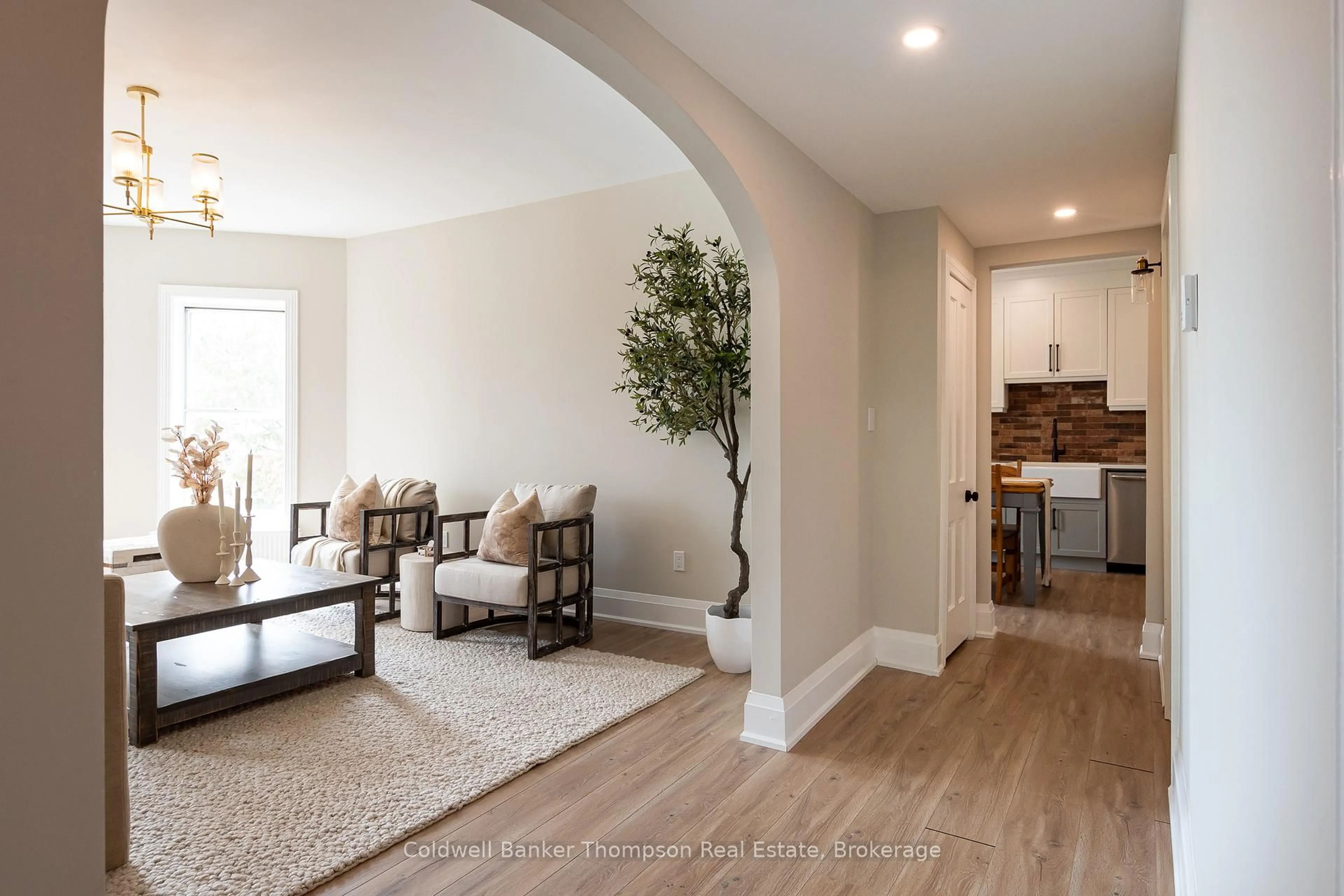 Indoor entryway for 17 West St, Huntsville Ontario P1H 1X6
