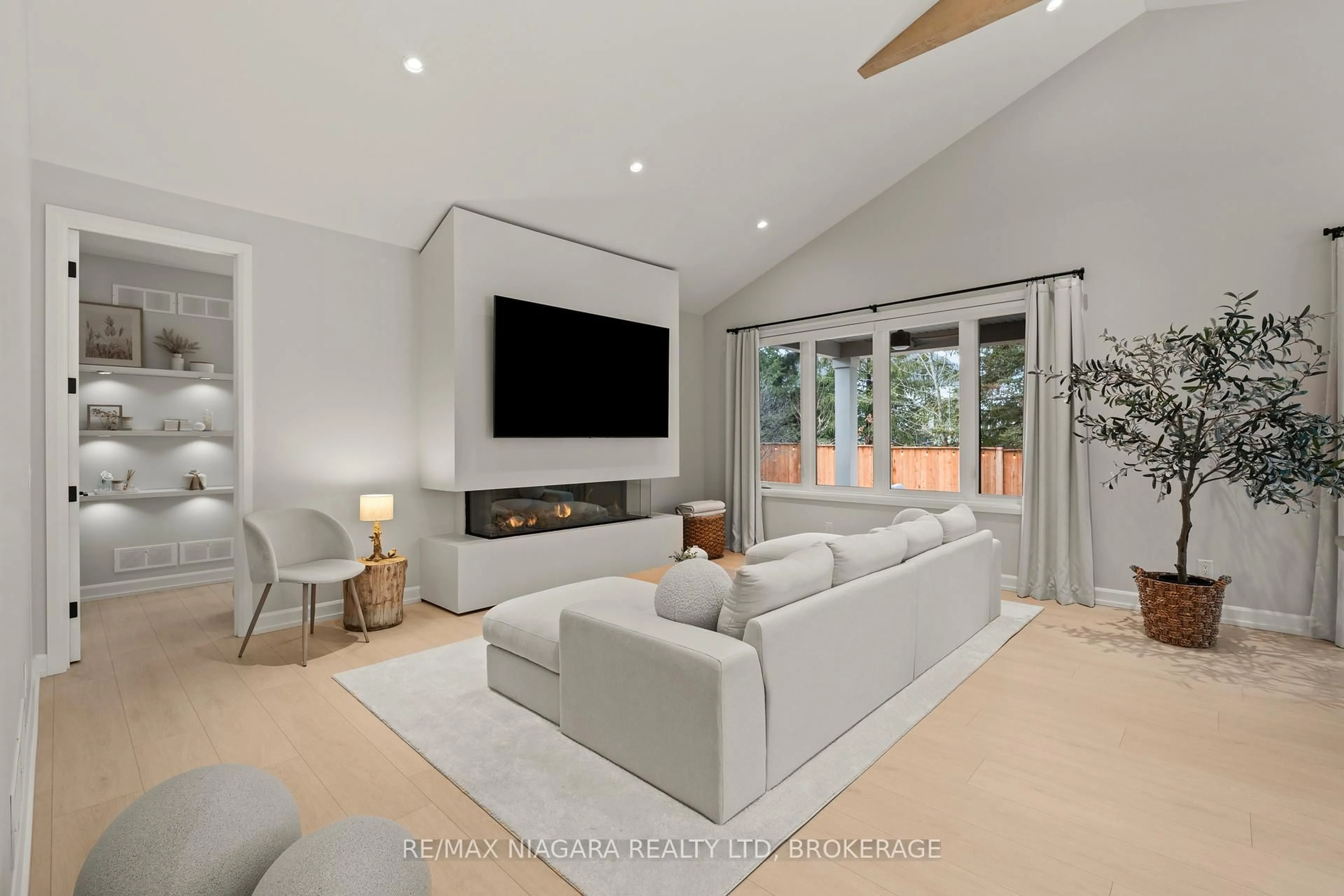 Living room with furniture, unknown for 27 MAPLE LEAF Ave, Fort Erie Ontario L0S 1N0
