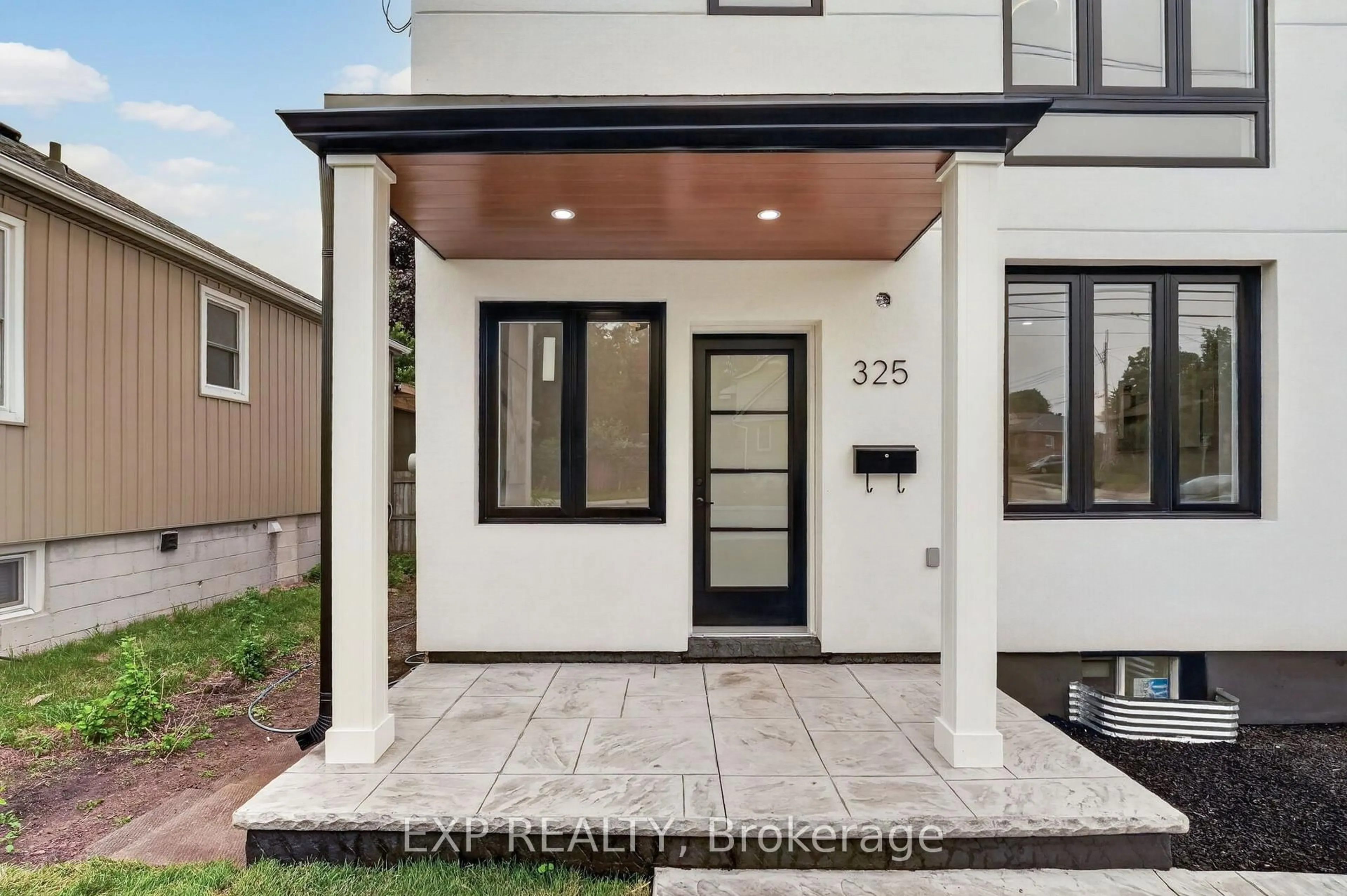 Indoor entryway for 325 Queensdale Ave, Hamilton Ontario L9A 1L5