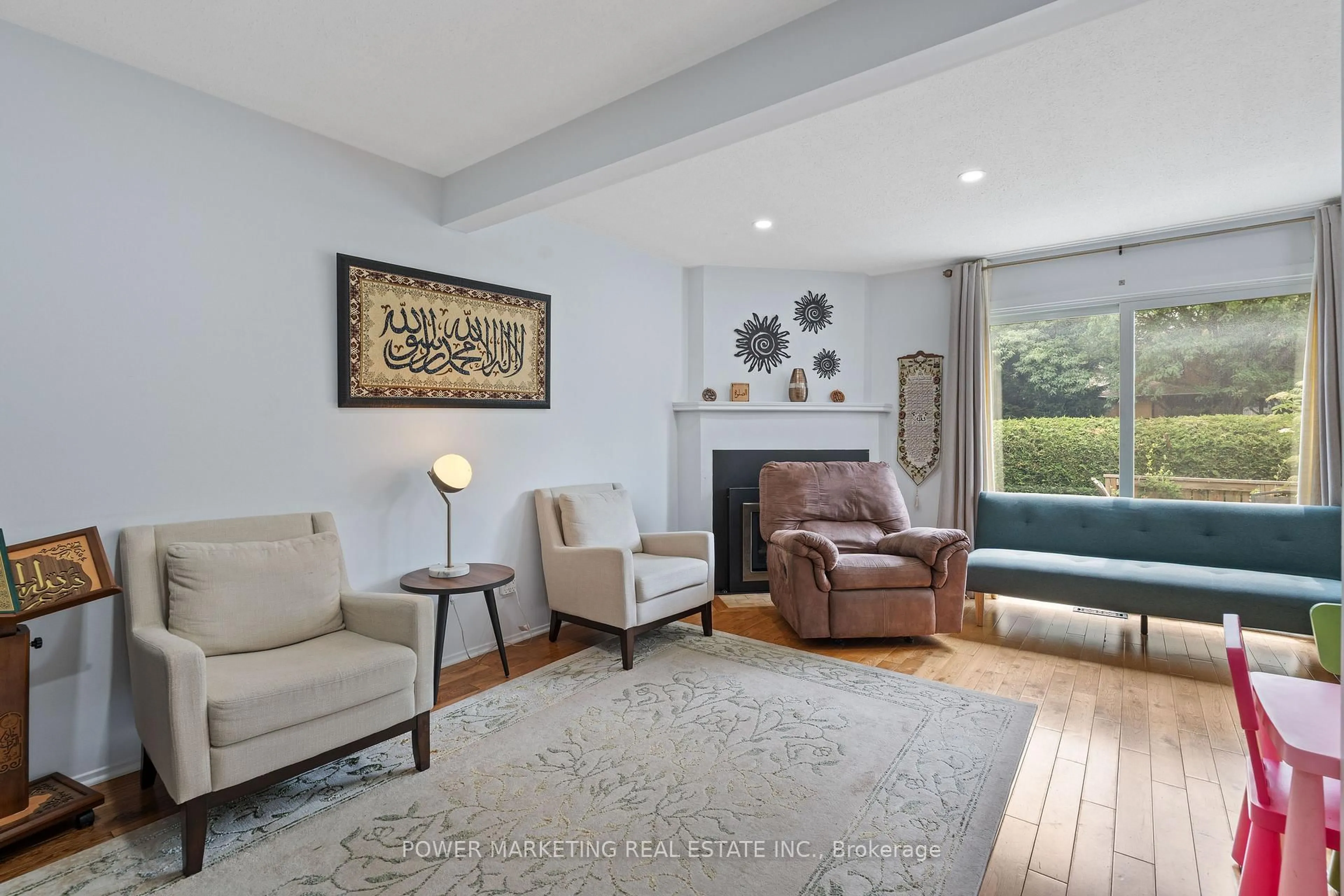 Living room with furniture, unknown for 10 BUJOLD Crt, Kanata Ontario K2L 3N6