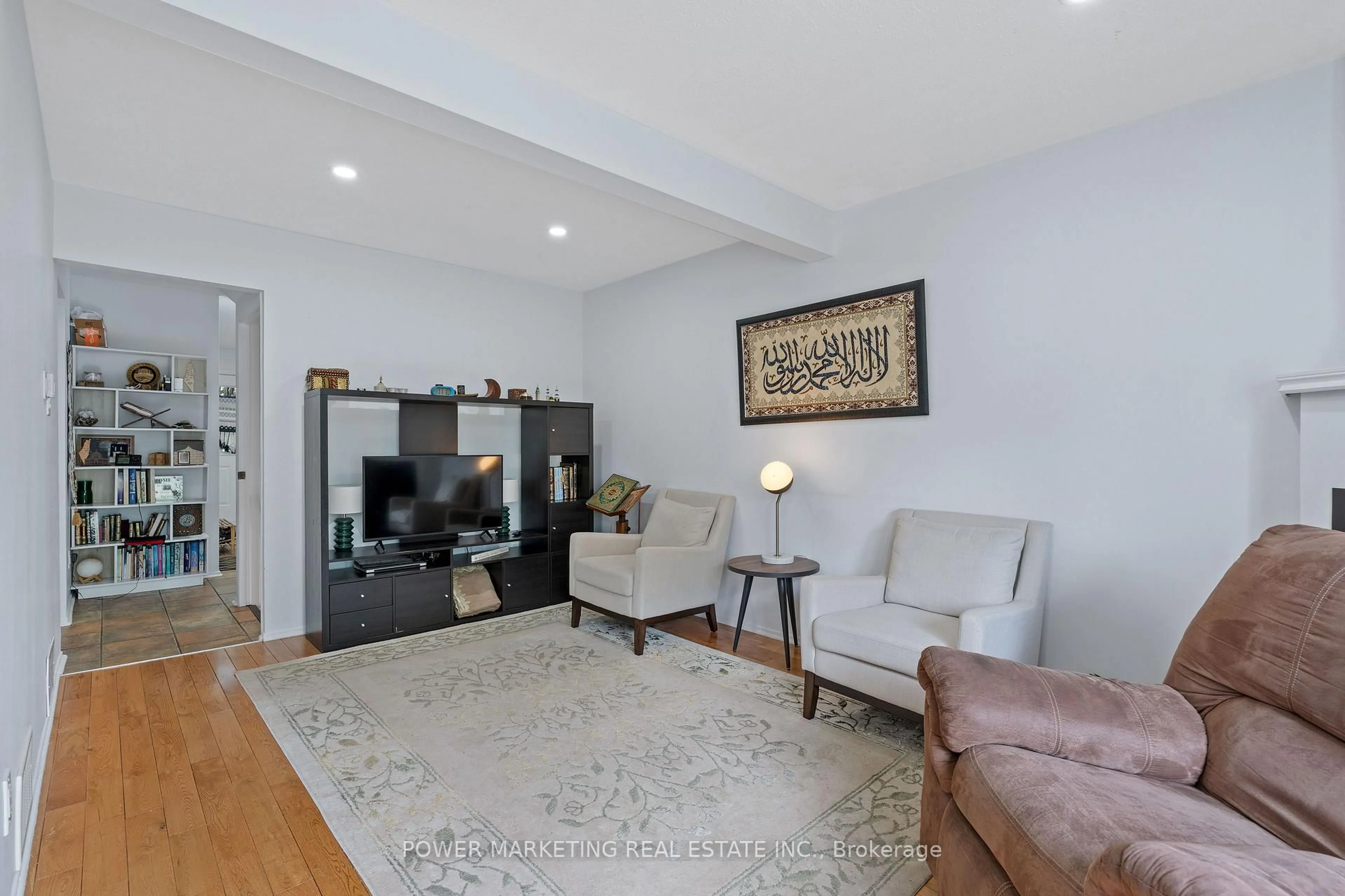 Living room with furniture, unknown for 10 BUJOLD Crt, Kanata Ontario K2L 3N6