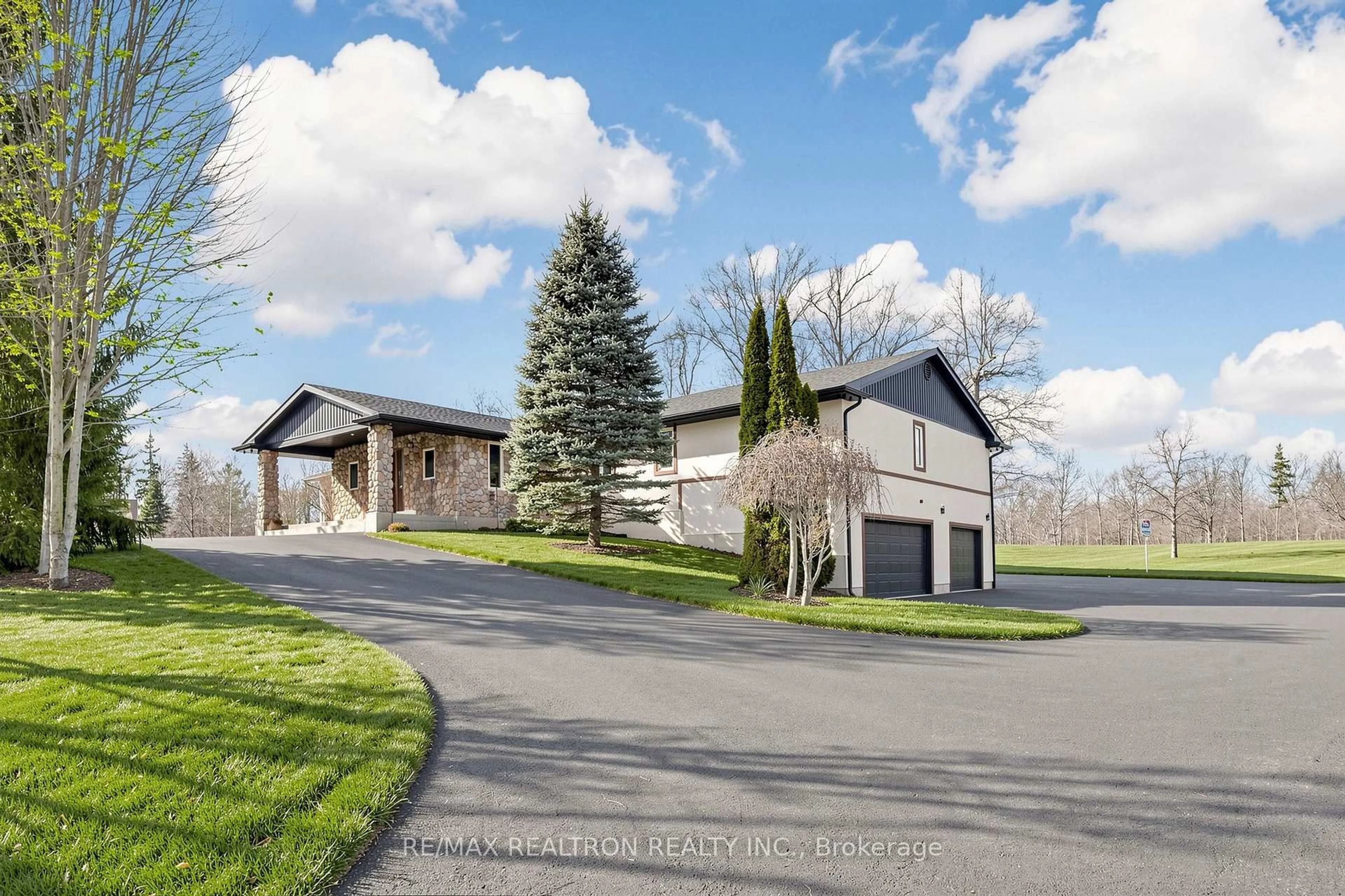 A pic from outside/outdoor area/front of a property/back of a property/a pic from drone, mountain view for 709 Roland Rd, Pelham Ontario L0S 1C0