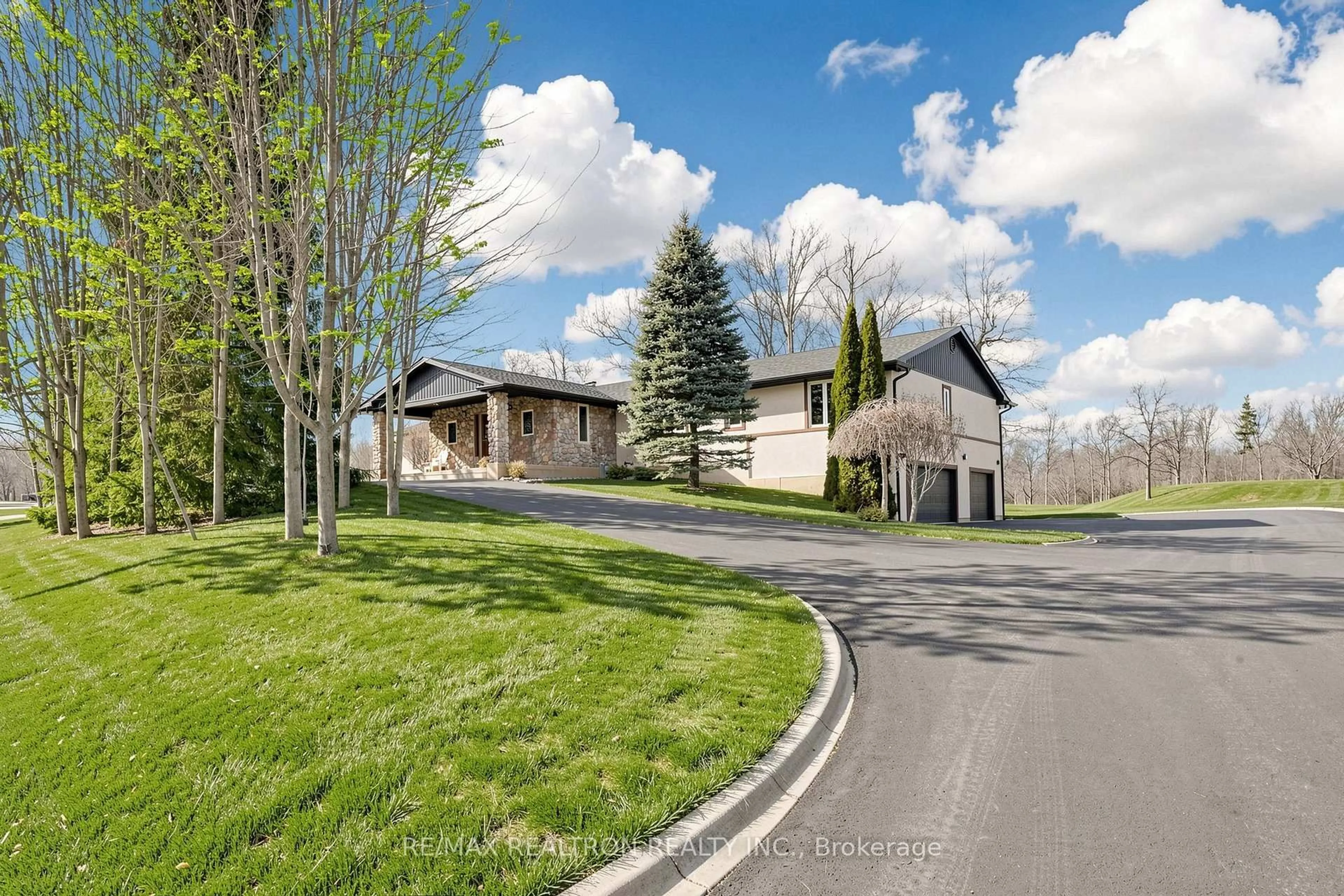 Patio, street for 709 Roland Rd, Pelham Ontario L0S 1C0