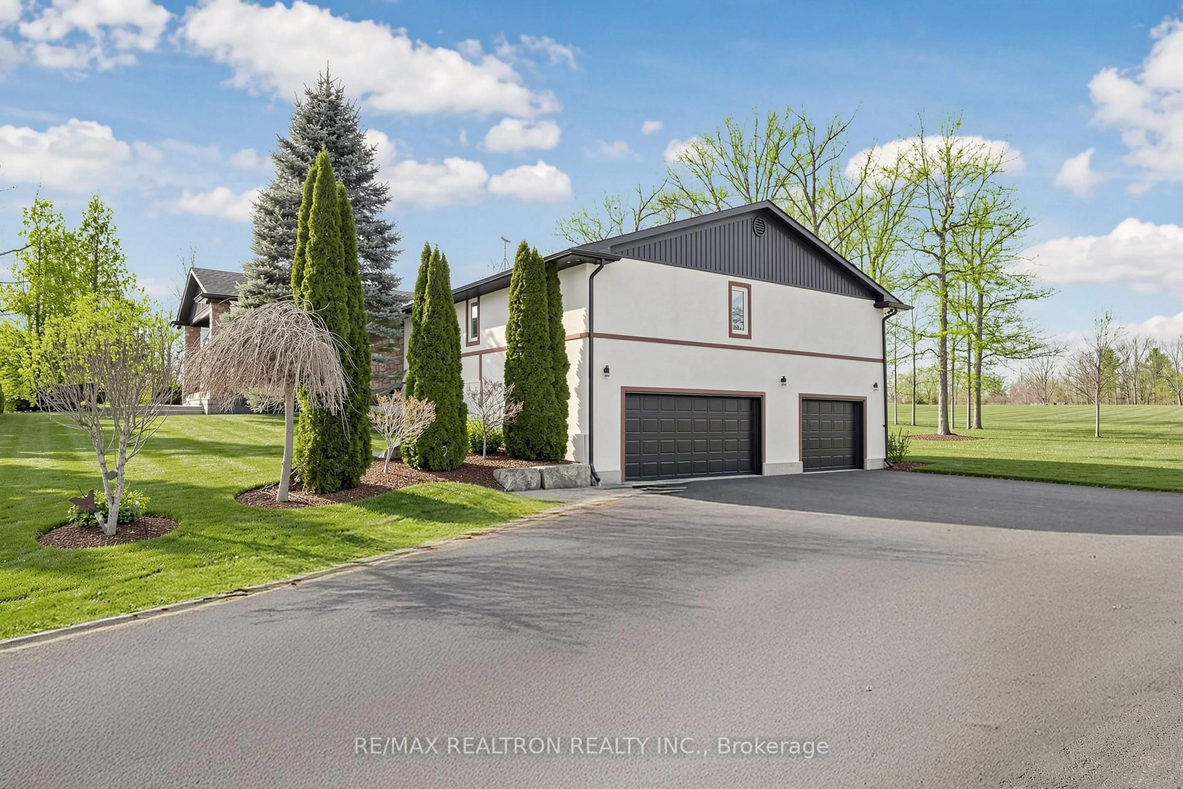 Indoor garage for 709 Roland Rd, Pelham Ontario L0S 1C0