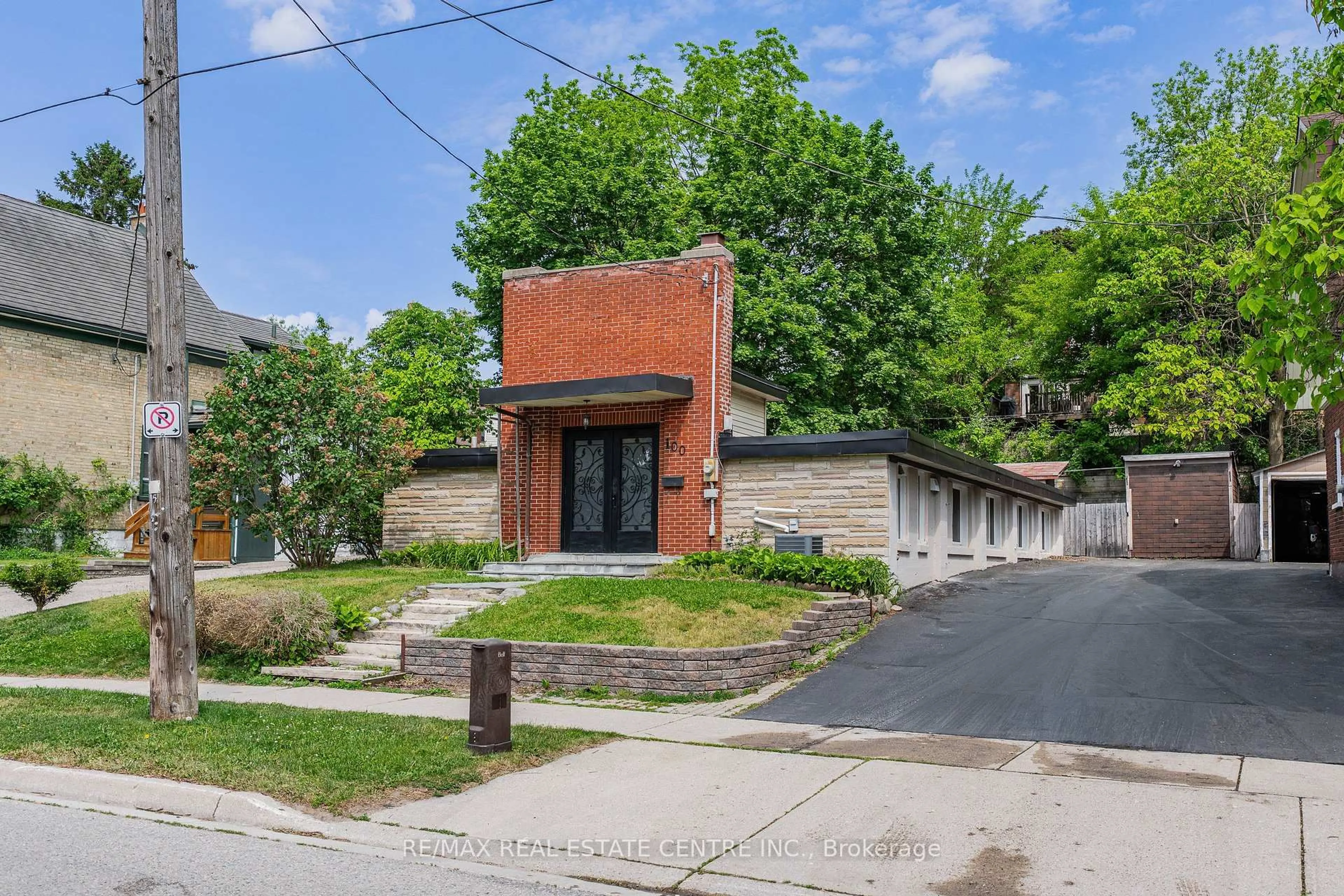 Home with brick exterior material, street for 100 Mansion St, Kitchener Ontario N2H 2J9