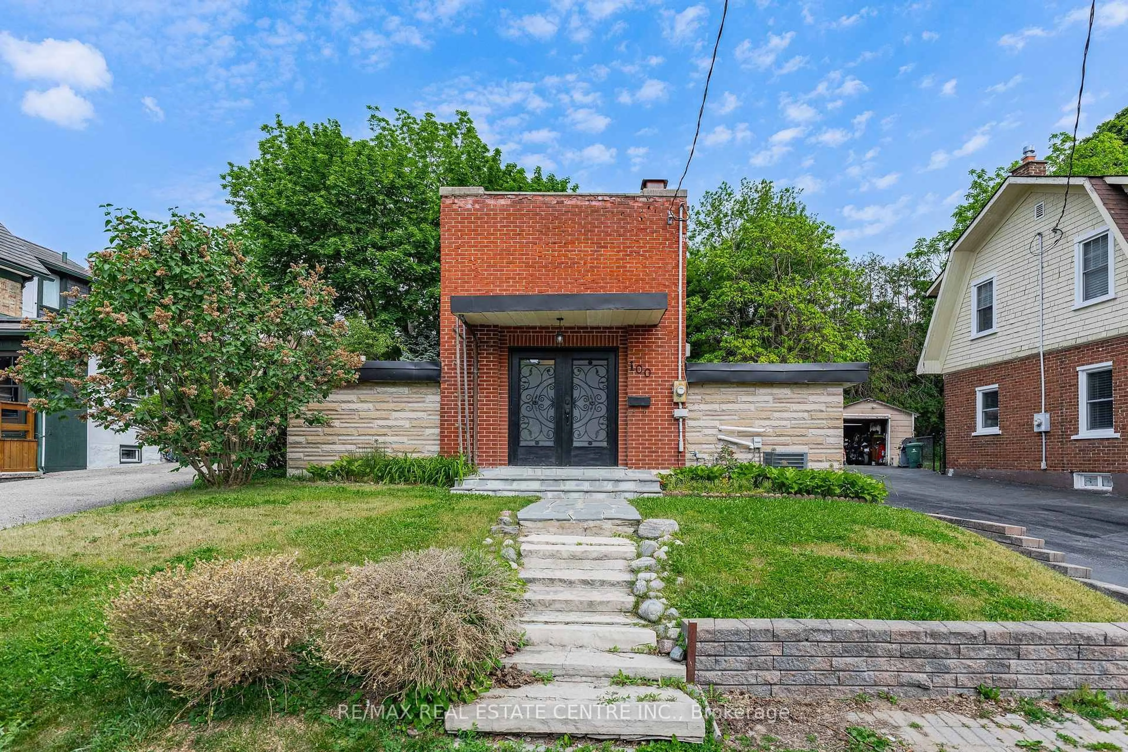 Home with brick exterior material, street for 100 Mansion St, Kitchener Ontario N2H 2J9