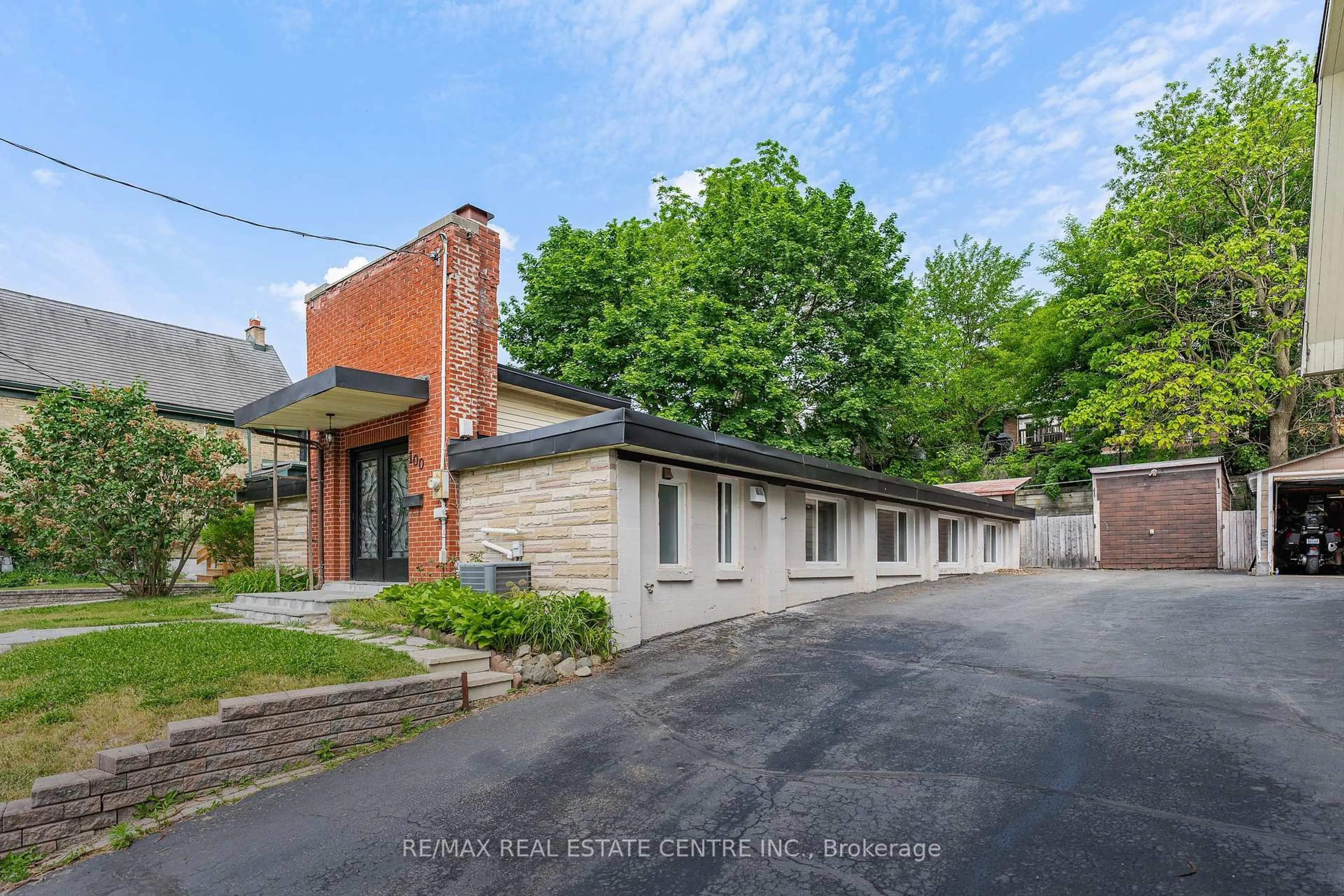 A pic from outside/outdoor area/front of a property/back of a property/a pic from drone, street for 100 Mansion St, Kitchener Ontario N2H 2J9