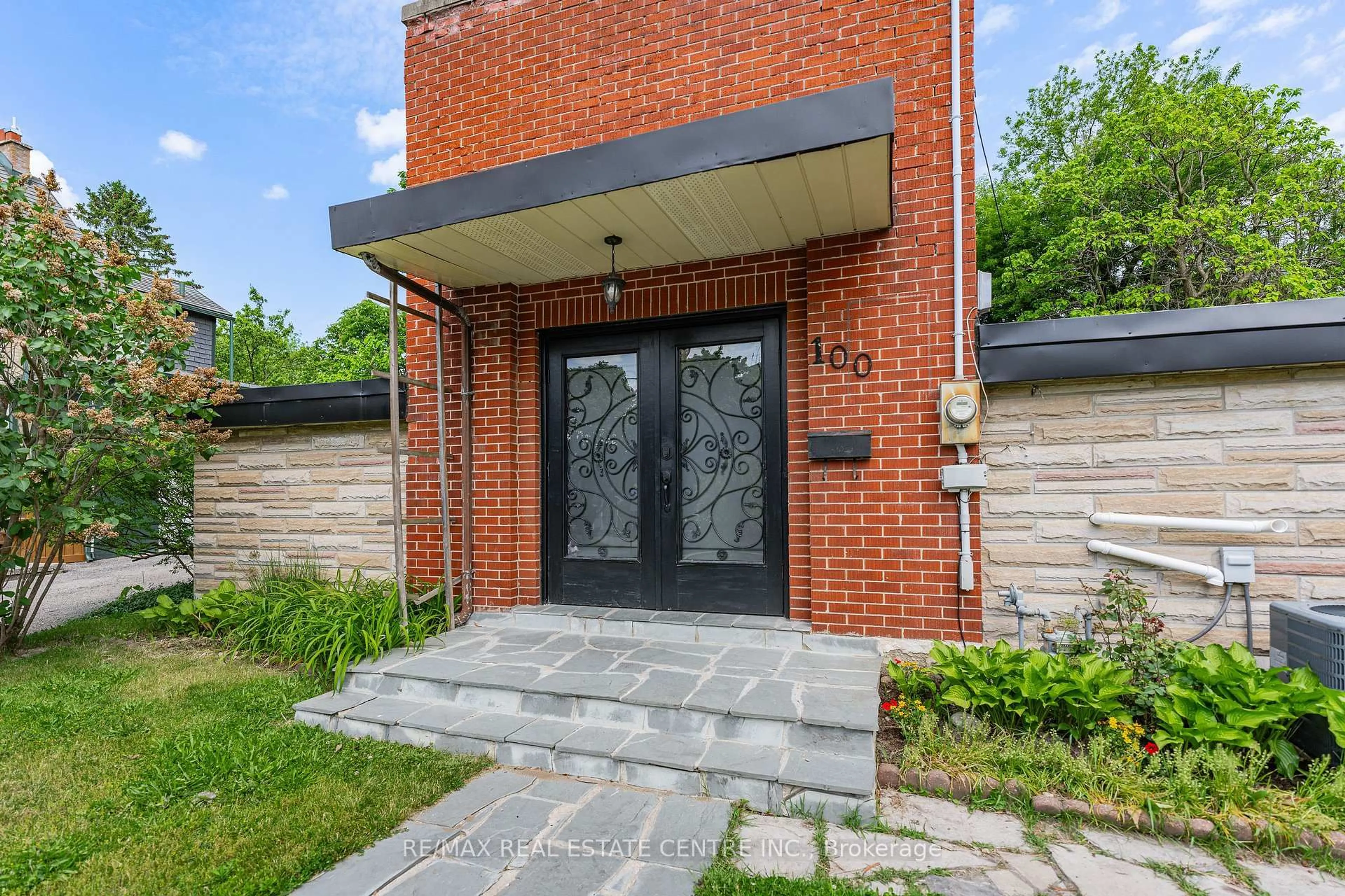 Home with brick exterior material, street for 100 Mansion St, Kitchener Ontario N2H 2J9