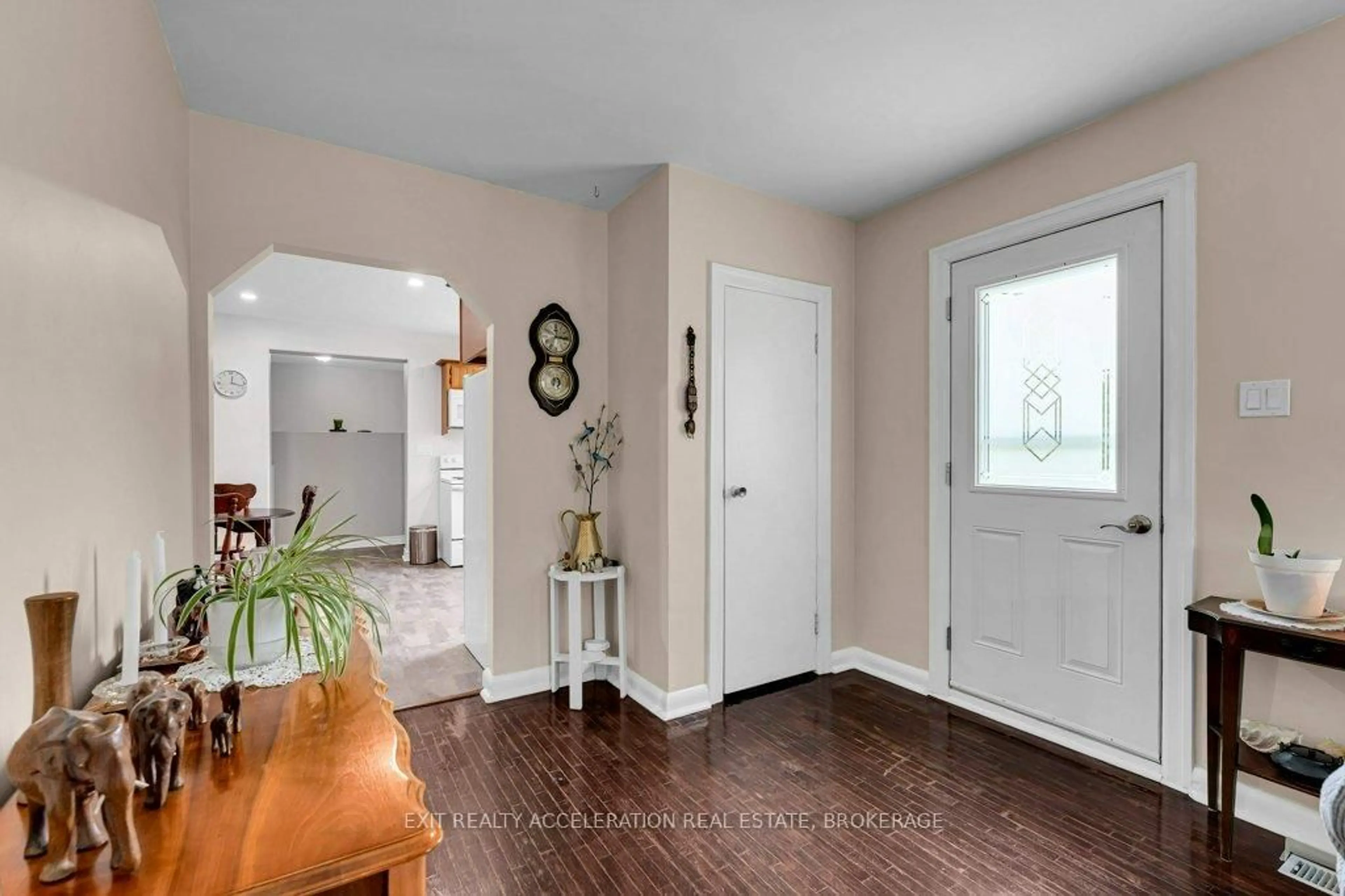 Indoor entryway for 7520 County Road 2, Napanee Ontario K7R 3K6