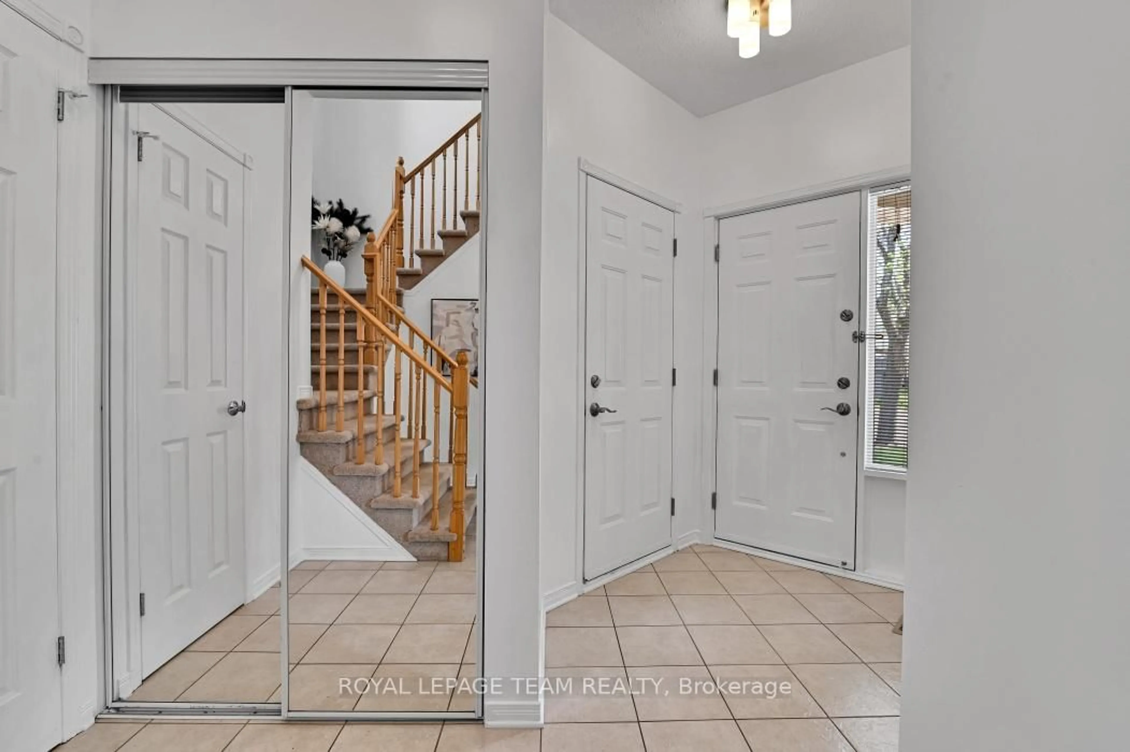 Indoor entryway for 4121 WOLFE POINT Way, Ottawa Ontario K1V 1P4
