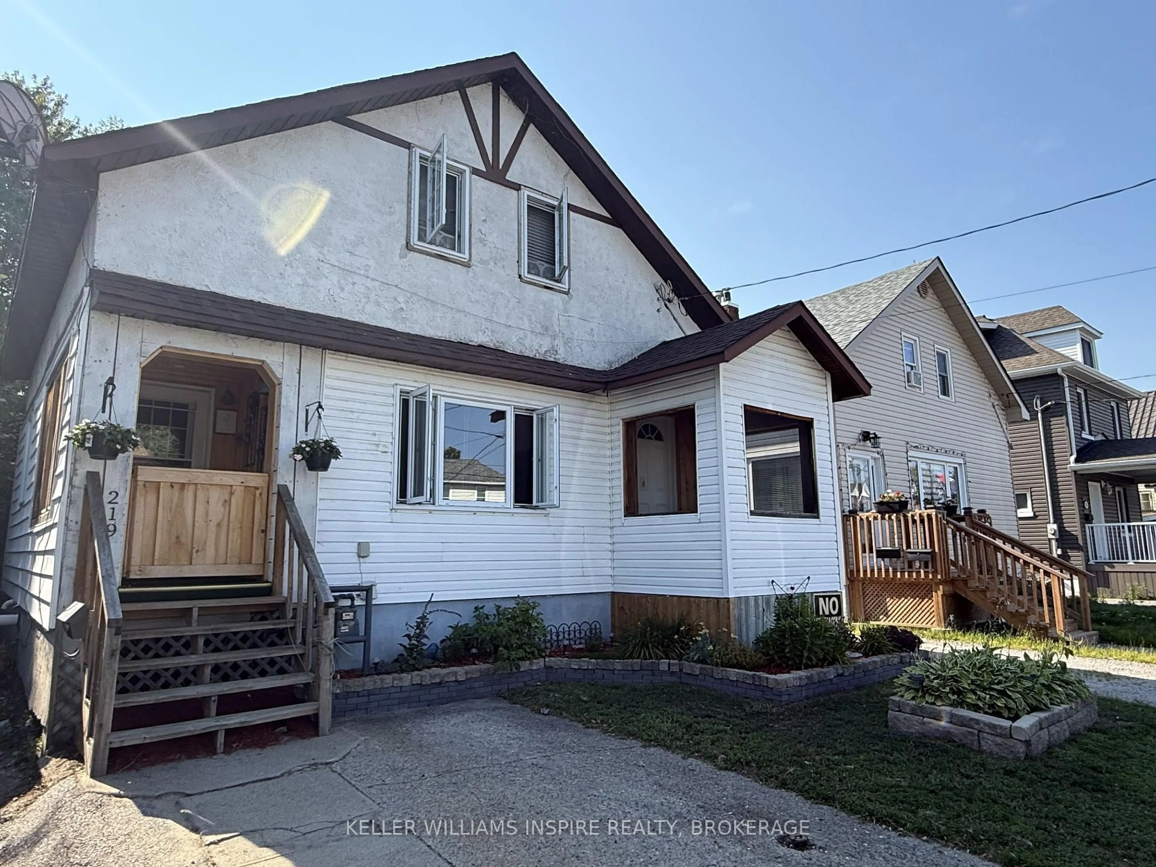 Home with vinyl exterior material, street for 219 King St, North Bay Ontario P1B 5Z9