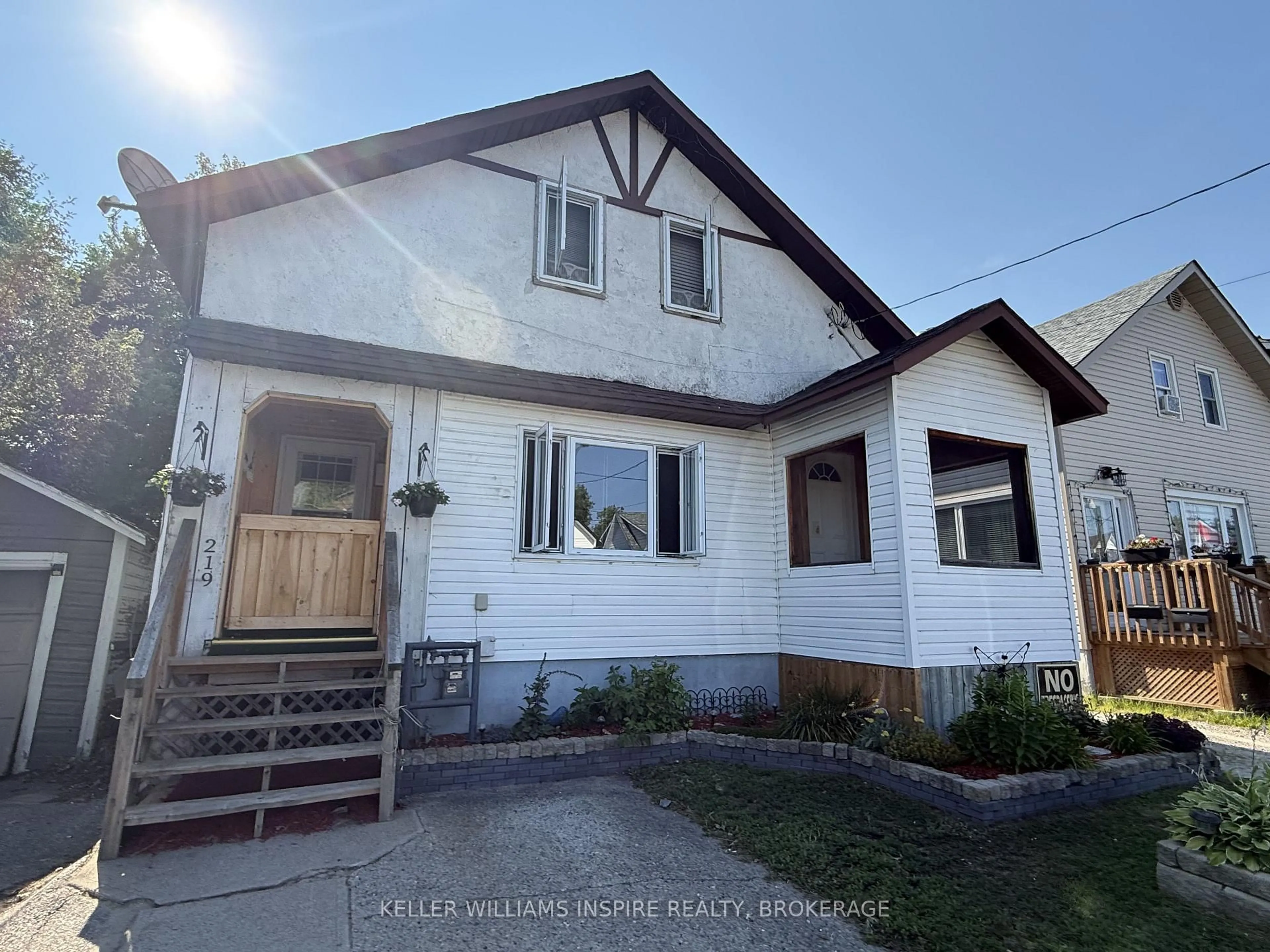 Home with vinyl exterior material, street for 219 King St, North Bay Ontario P1B 5Z9