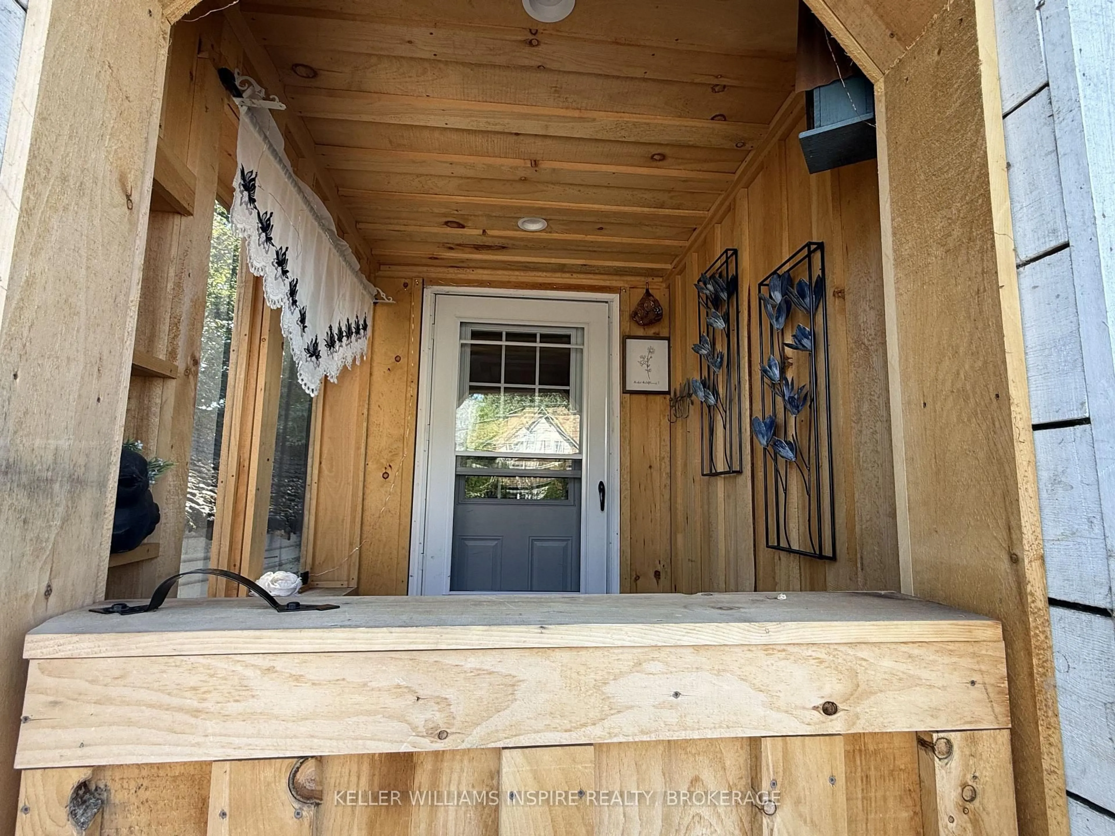Indoor entryway for 219 King St, North Bay Ontario P1B 5Z9