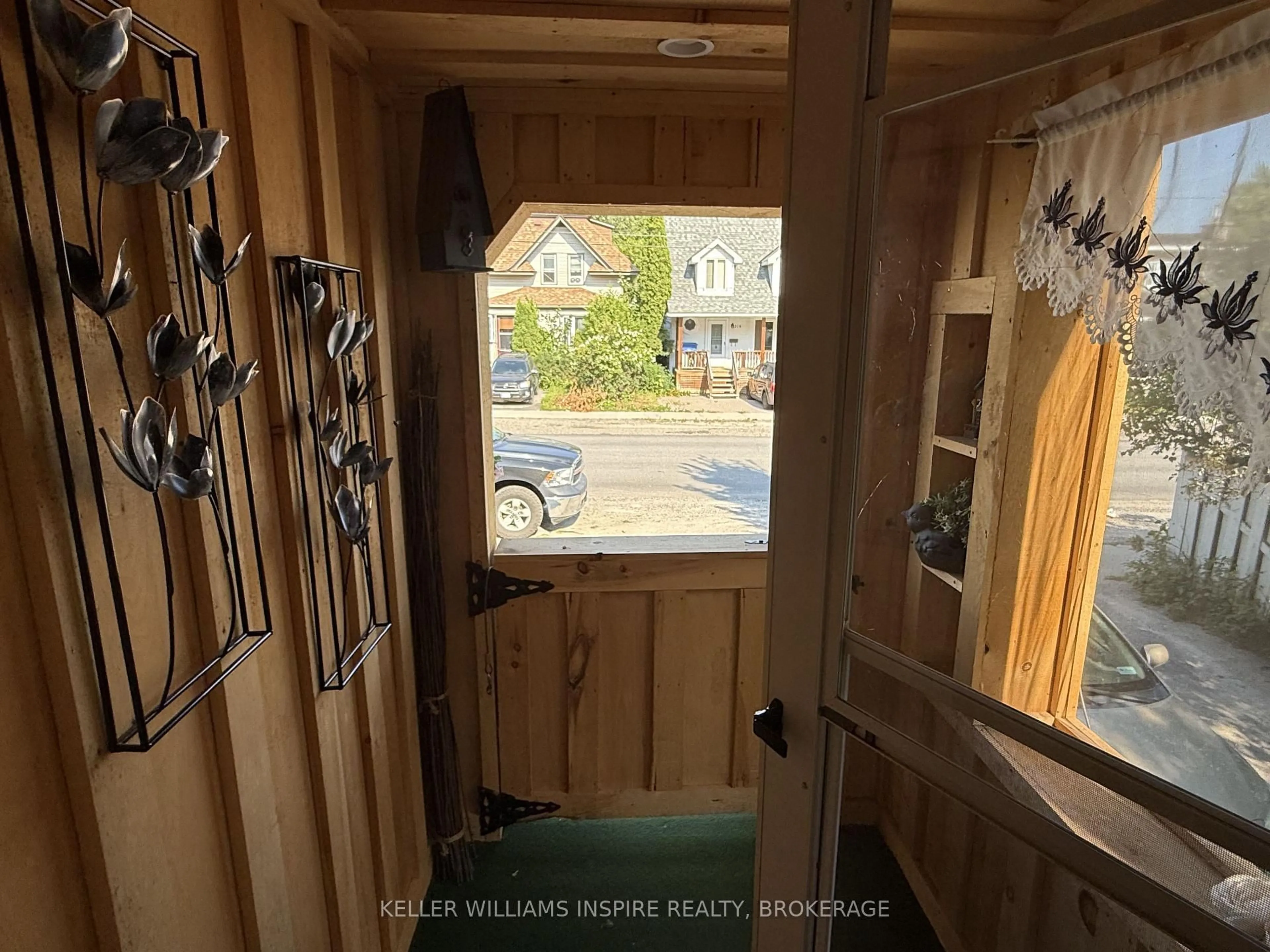Indoor entryway for 219 King St, North Bay Ontario P1B 5Z9