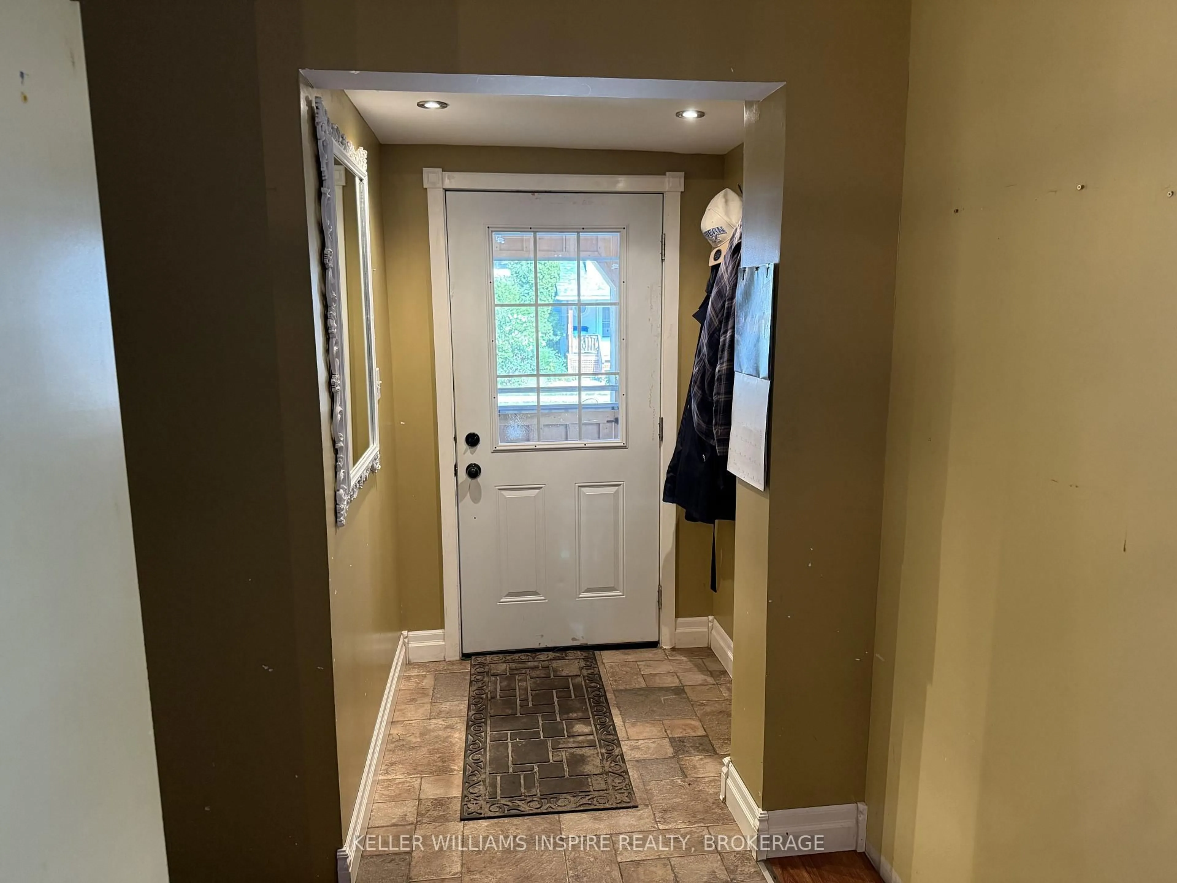 Indoor entryway for 219 King St, North Bay Ontario P1B 5Z9