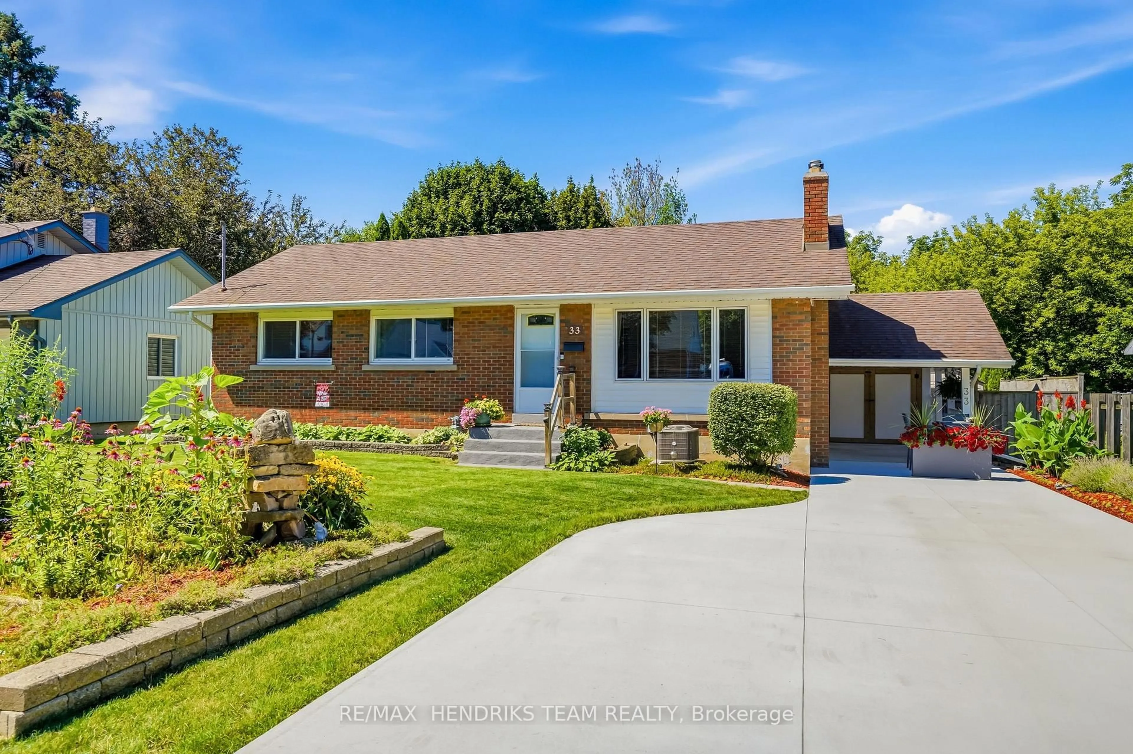 Home with brick exterior material, street for 33 Nickerson Ave, St. Catharines Ontario L2N 3M5