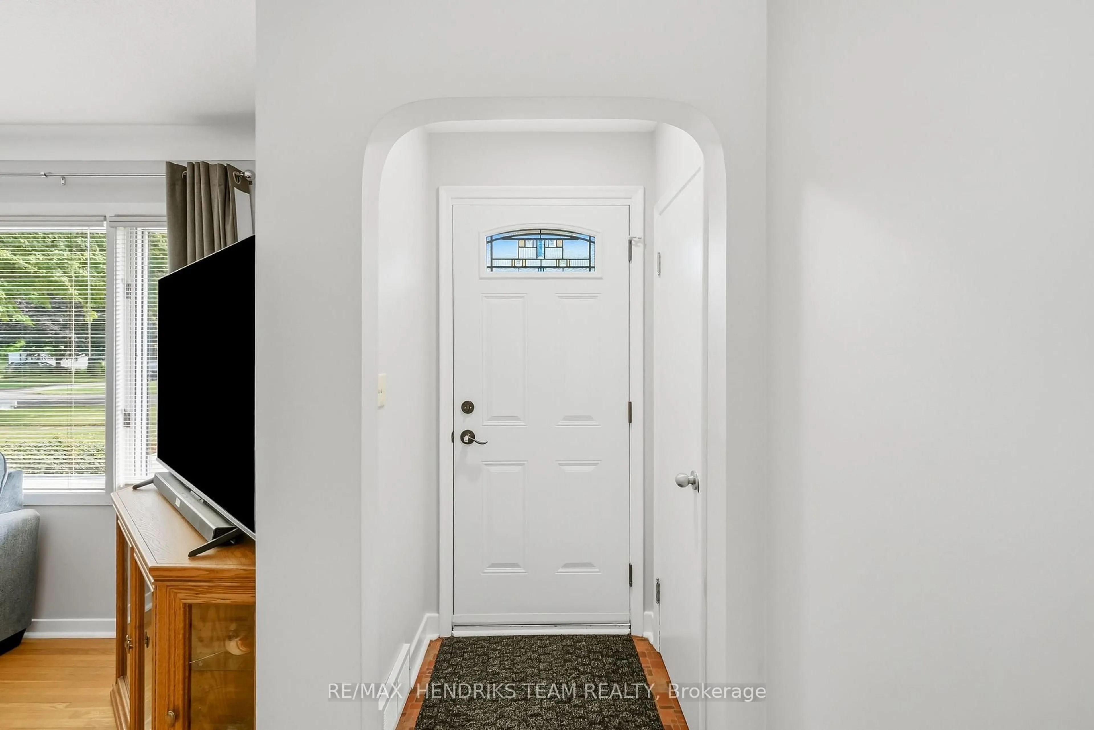 Indoor entryway for 33 Nickerson Ave, St. Catharines Ontario L2N 3M5