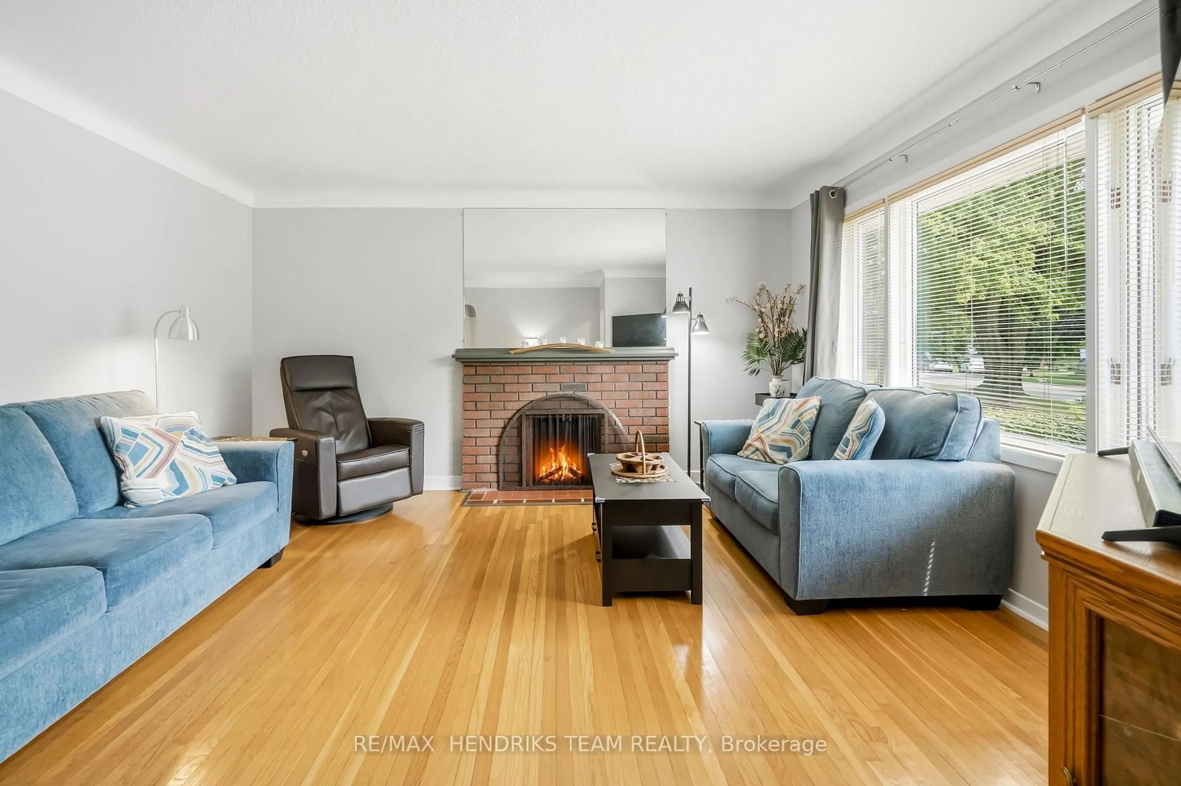 Living room with furniture, wood/laminate floor for 33 Nickerson Ave, St. Catharines Ontario L2N 3M5