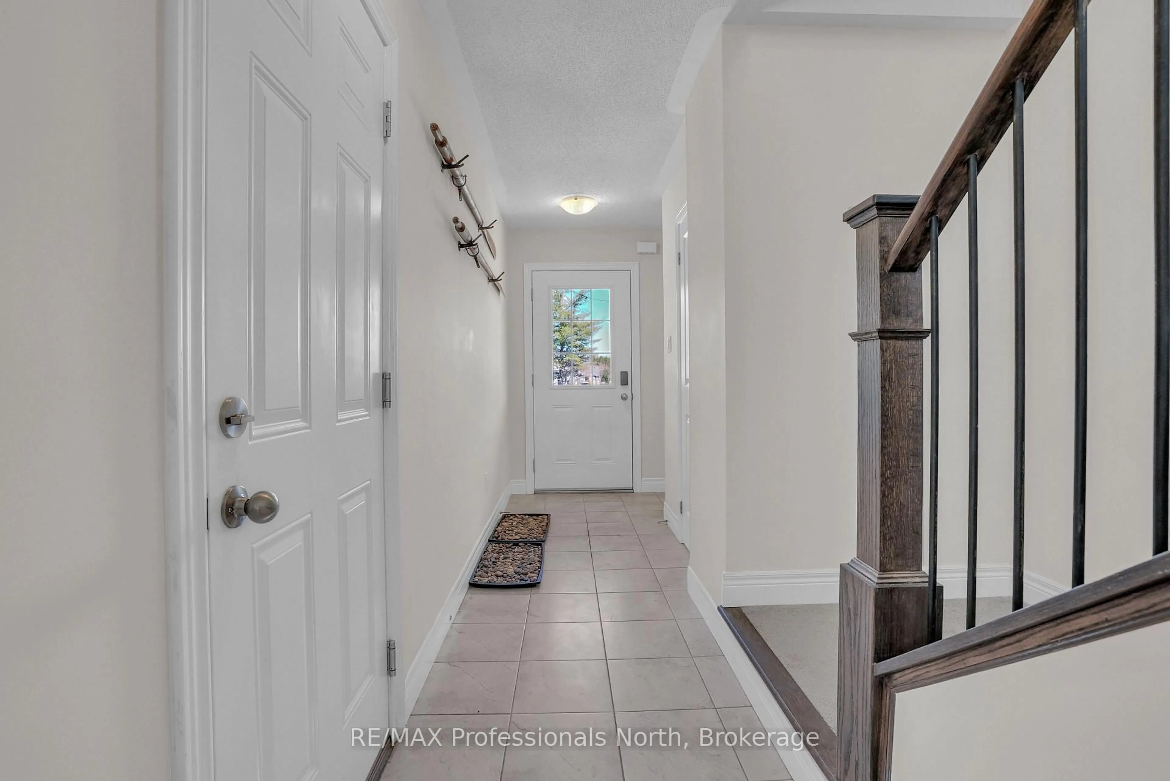 Indoor entryway for 33 Whitehorn Park Rd, Bracebridge Ontario P1L 1W9