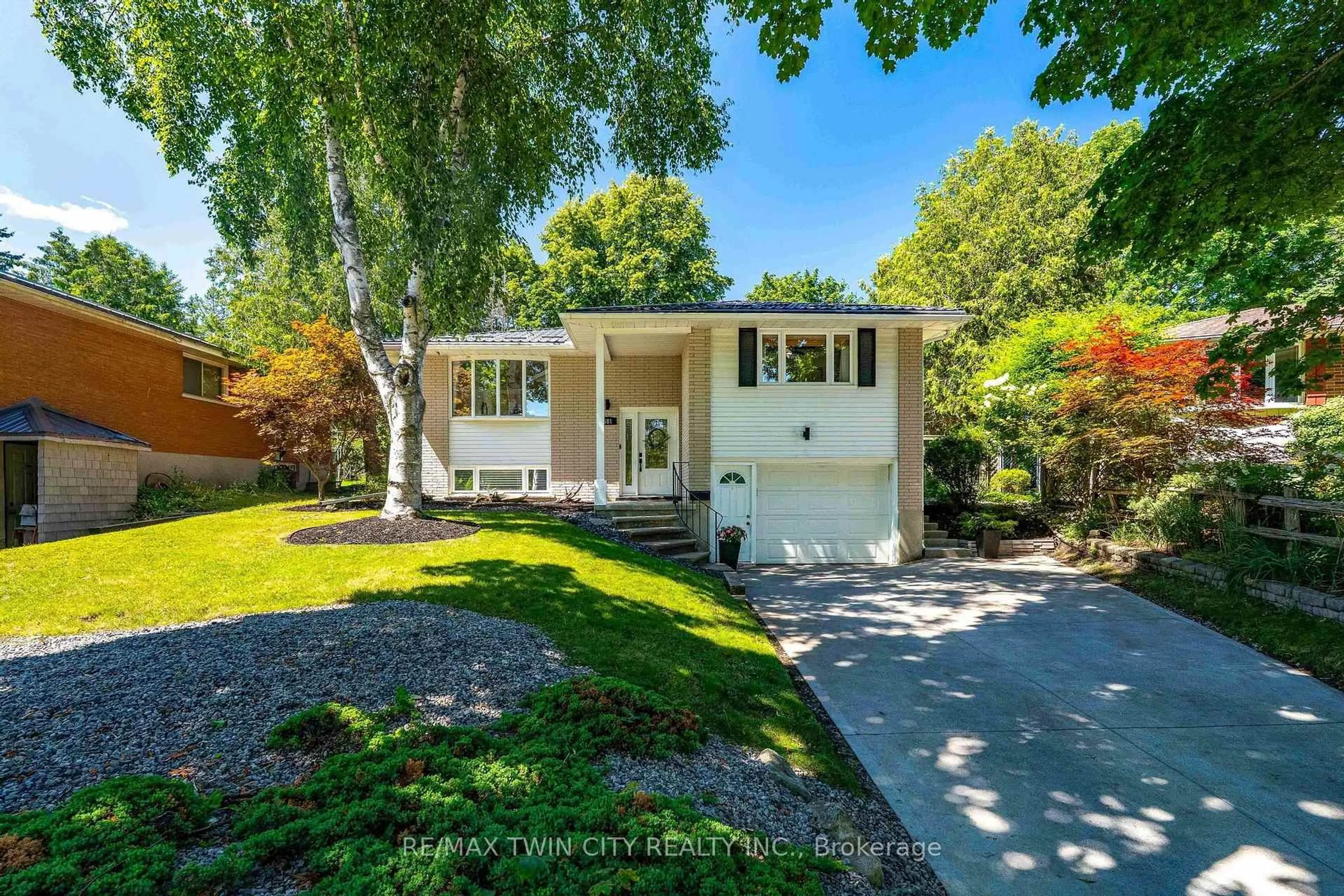 Home with vinyl exterior material, street for 581 Glendene Cres, Waterloo Ontario N2L 4P3