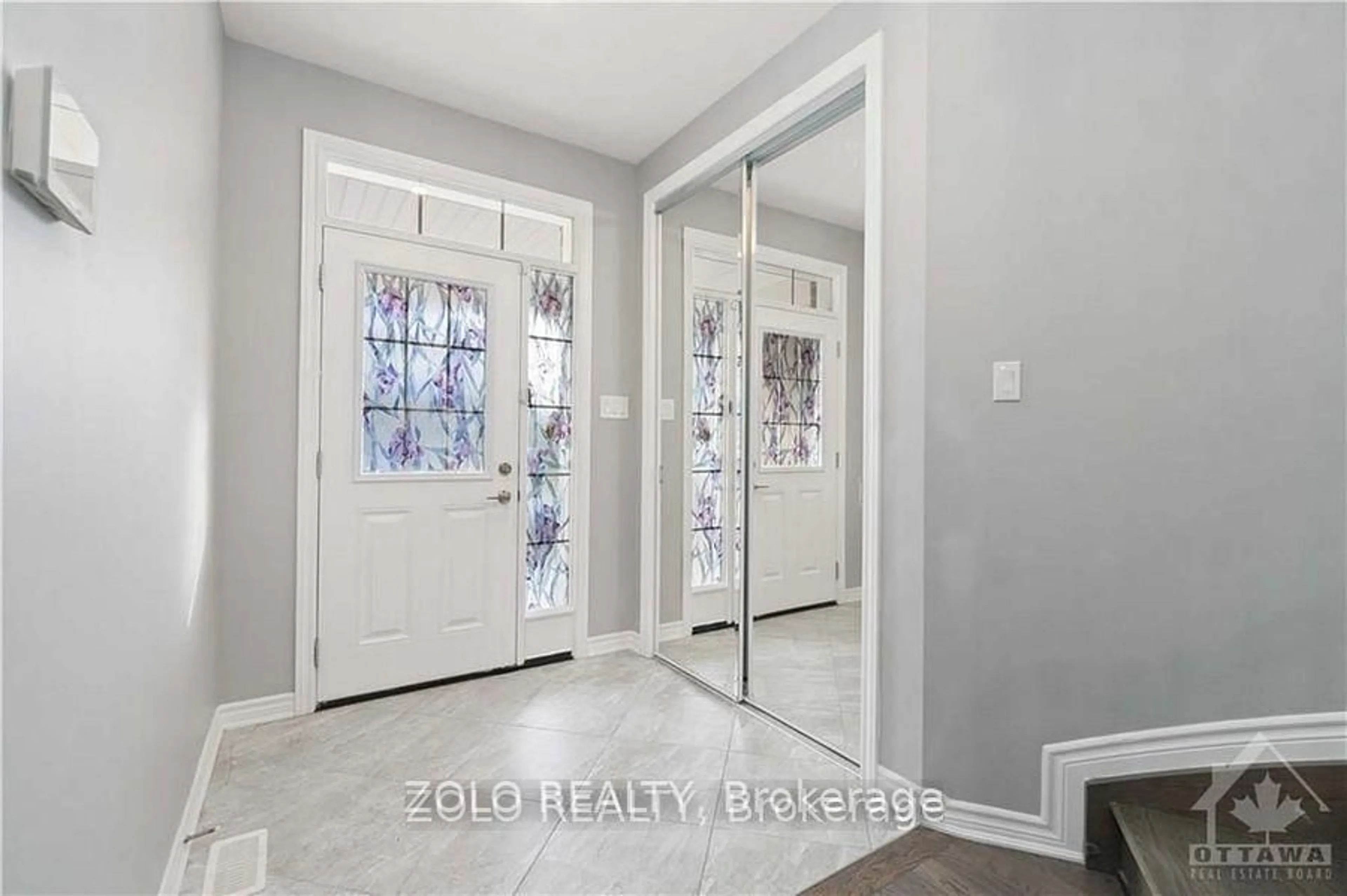 Indoor entryway for 108 Flowing Creek Circ, Ottawa Ontario K2M 0K1