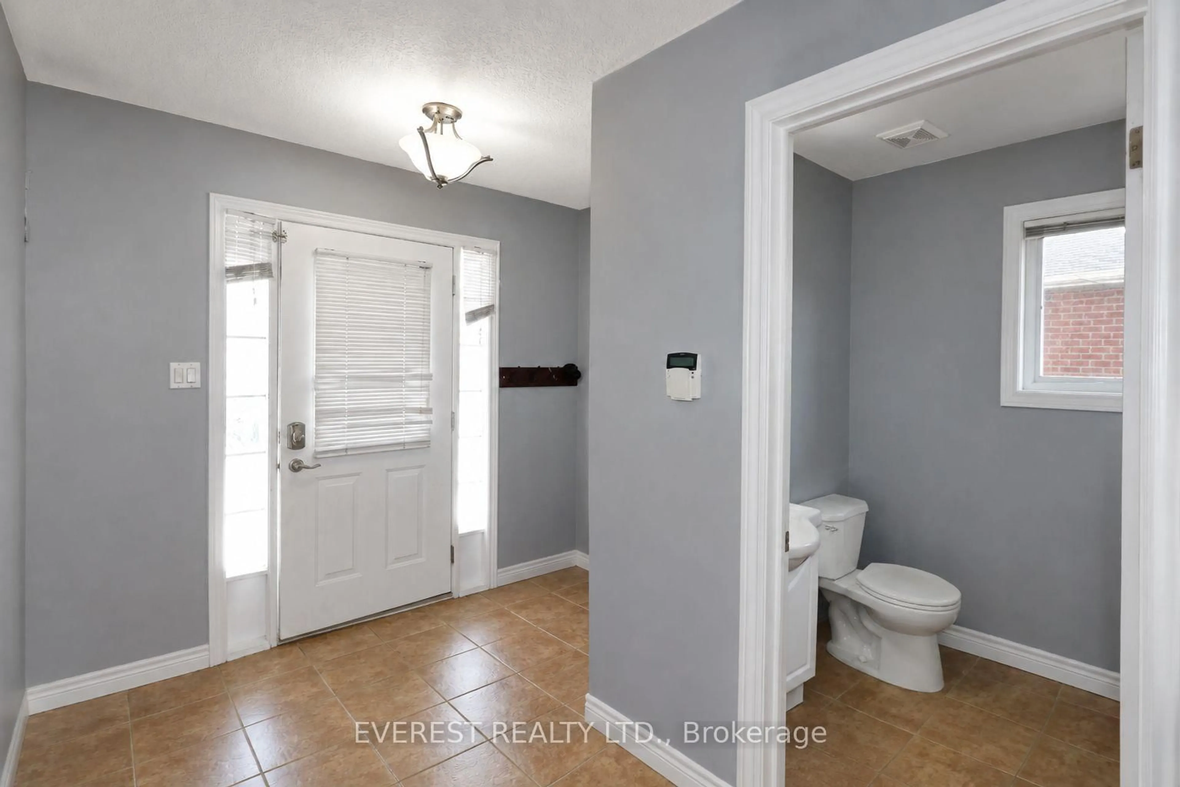 Indoor entryway for 1686 Blackmaple Cres, London East Ontario N5Y 6L6