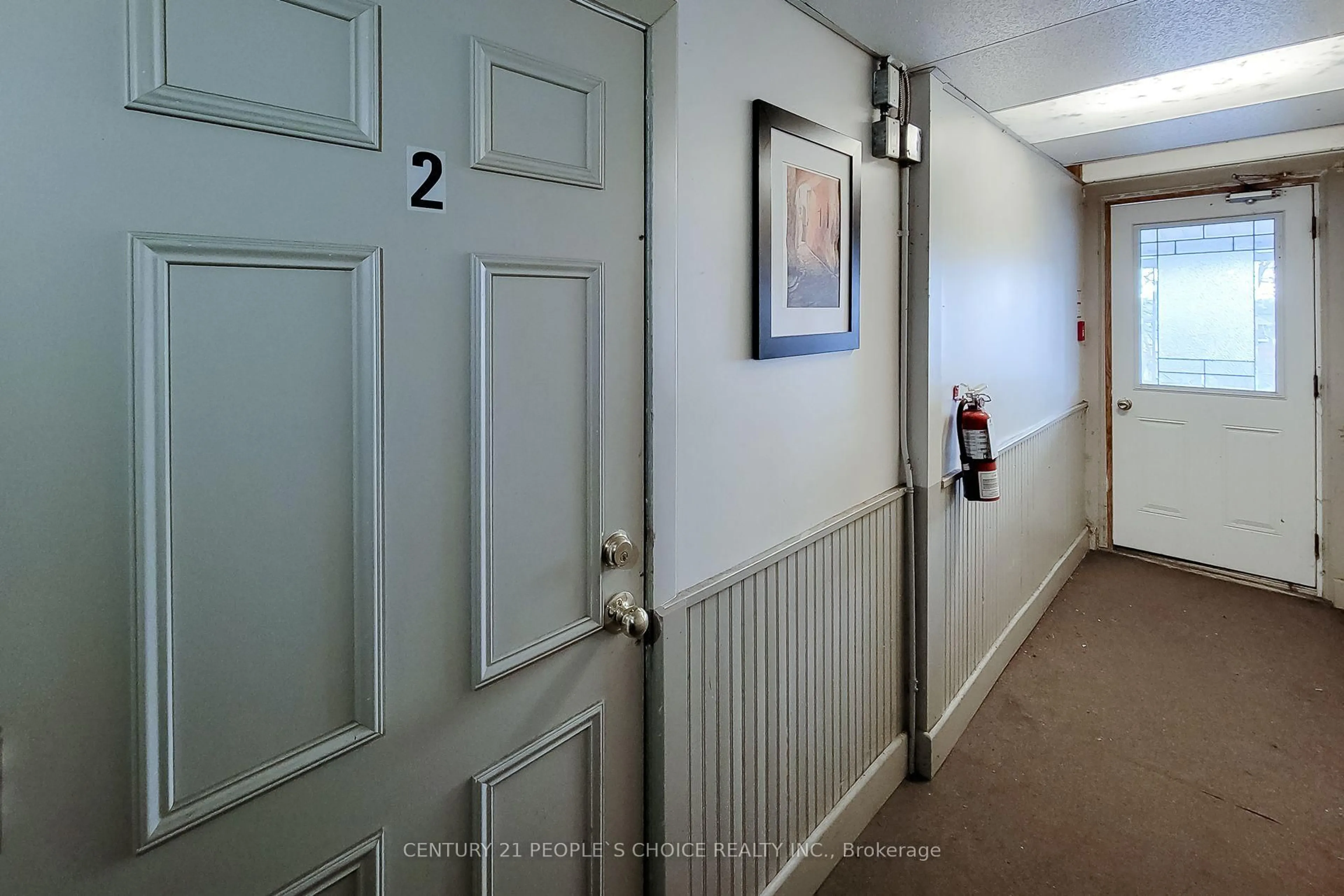 Indoor foyer for 4999 Mcrae St, Niagara Falls Ontario L2E 1P2