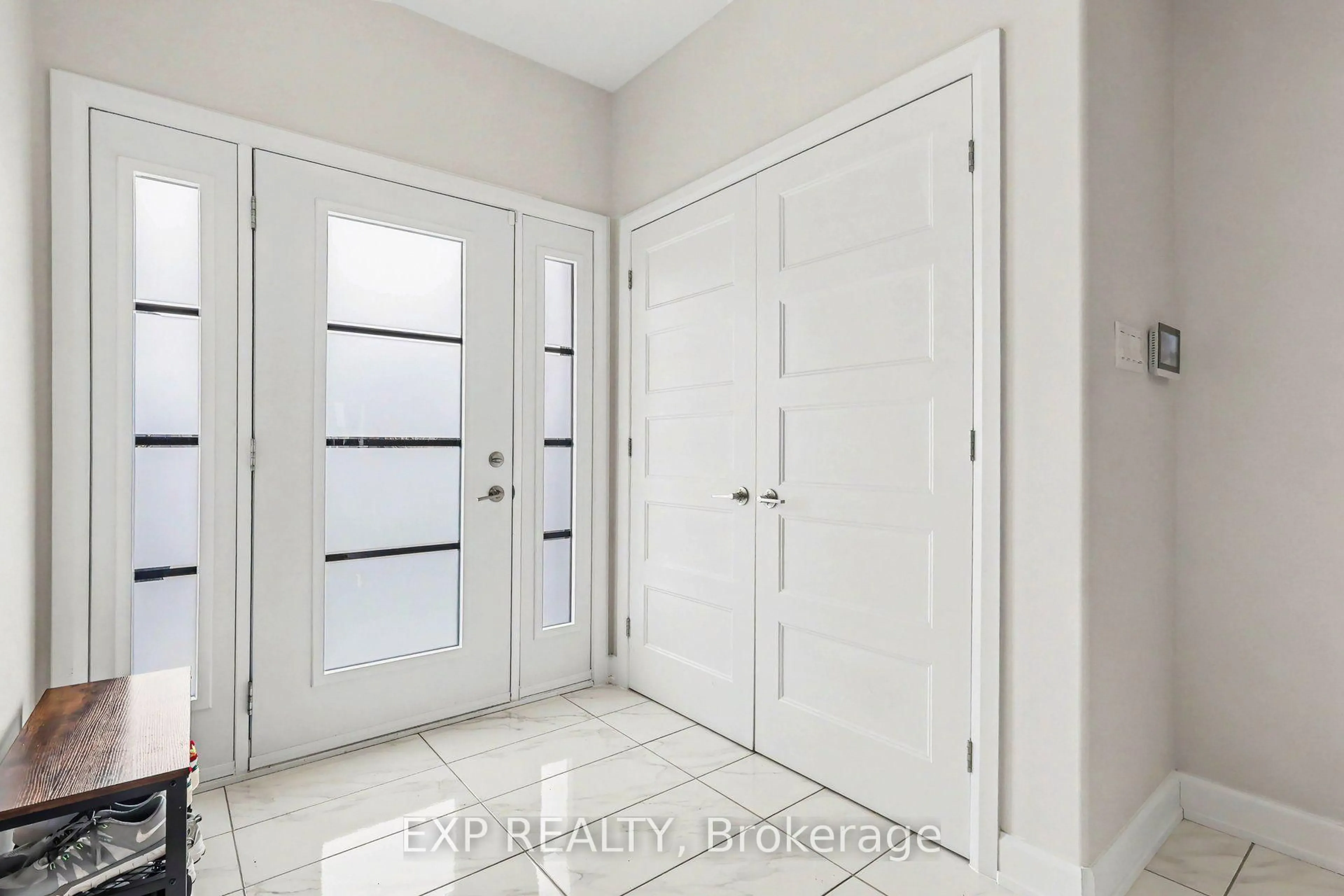 Indoor entryway for 520 Lucent St, Russell Ontario K4R 0G3