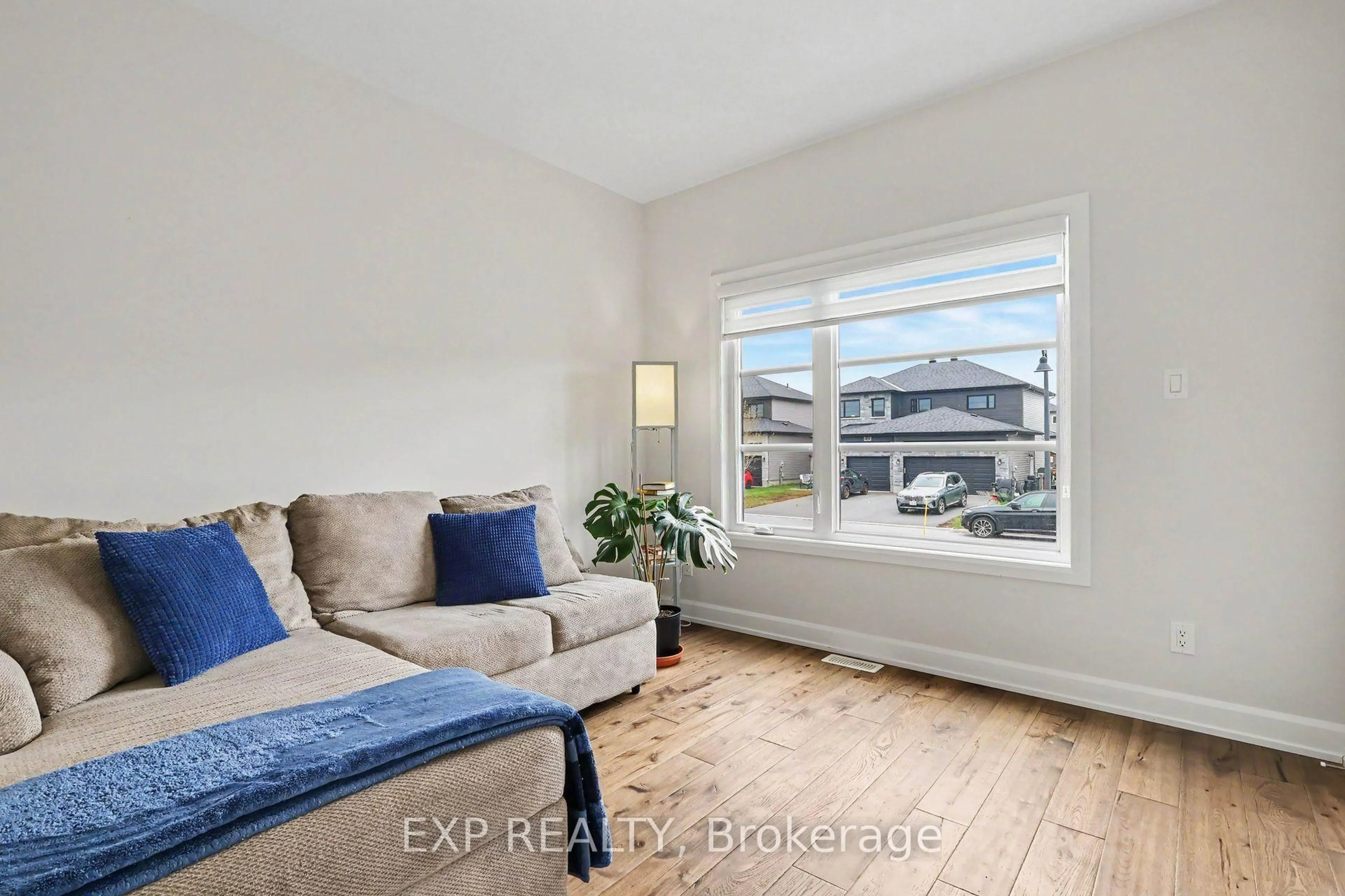 Living room with furniture, unknown for 520 Lucent St, Russell Ontario K4R 0G3