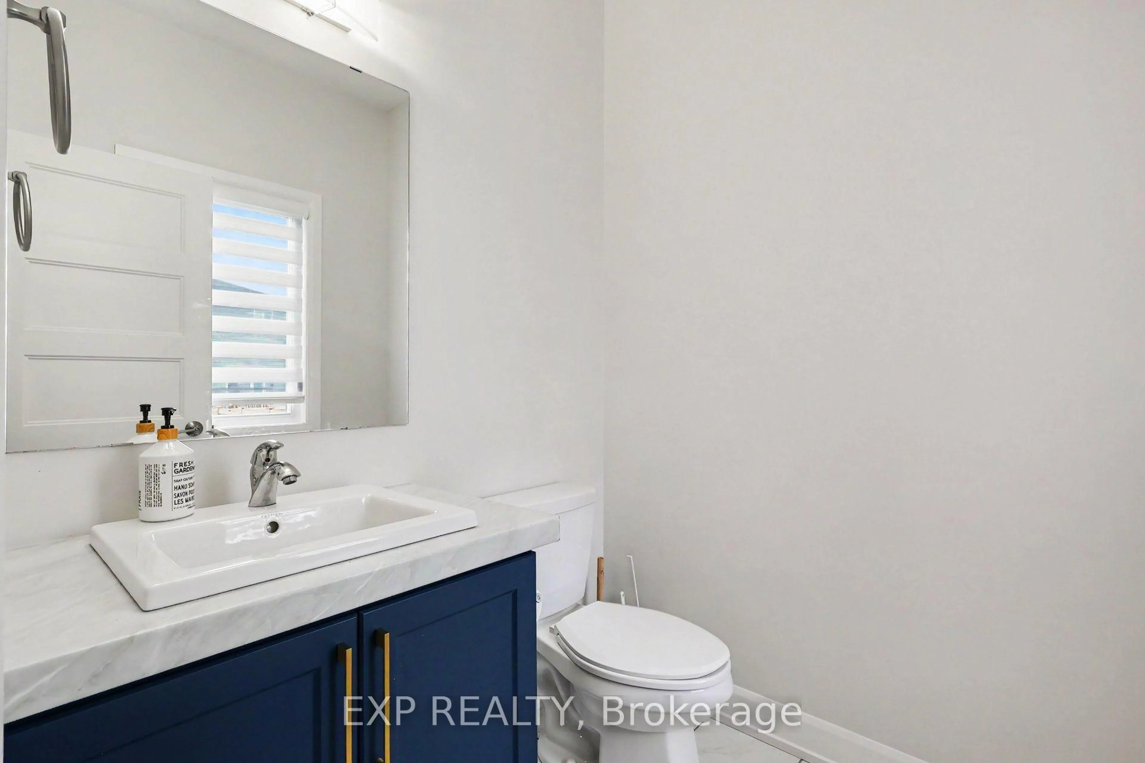 Standard bathroom, ceramic/tile floor for 520 Lucent St, Russell Ontario K4R 0G3