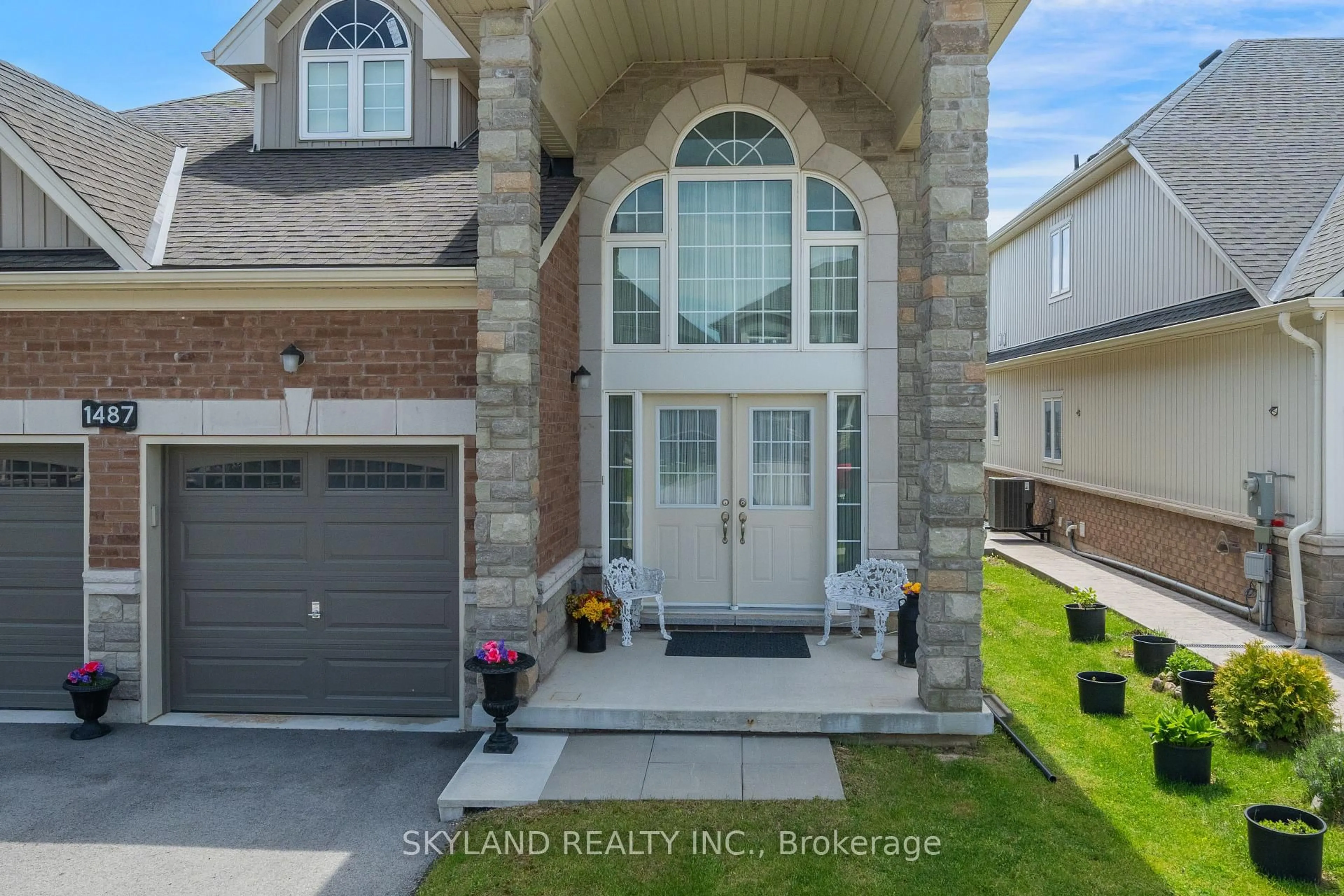 A pic from outside/outdoor area/front of a property/back of a property/a pic from drone, street for 1487 Marina Dr, Fort Erie Ontario L2A 0C7