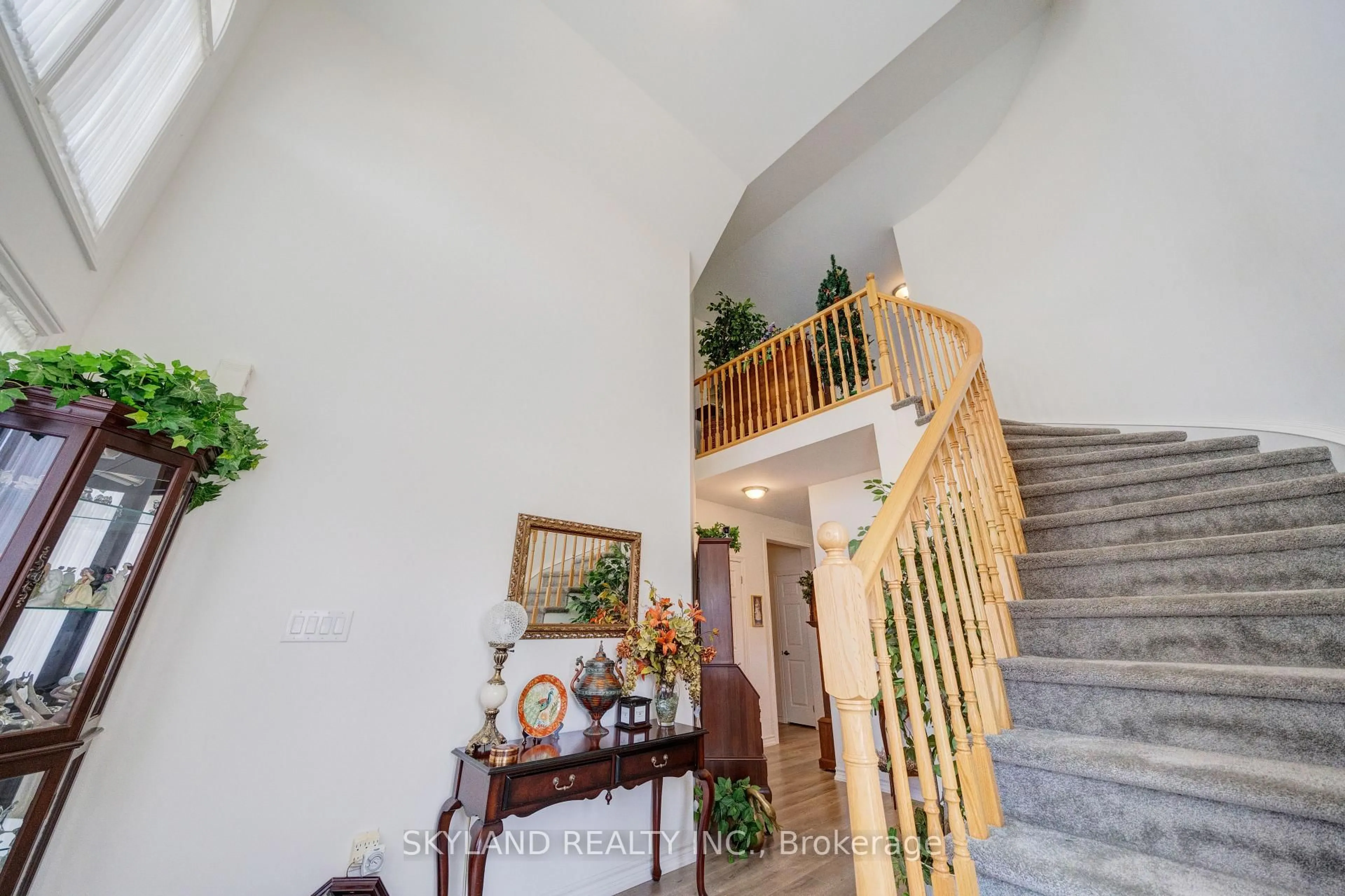 Indoor foyer for 1487 Marina Dr, Fort Erie Ontario L2A 0C7