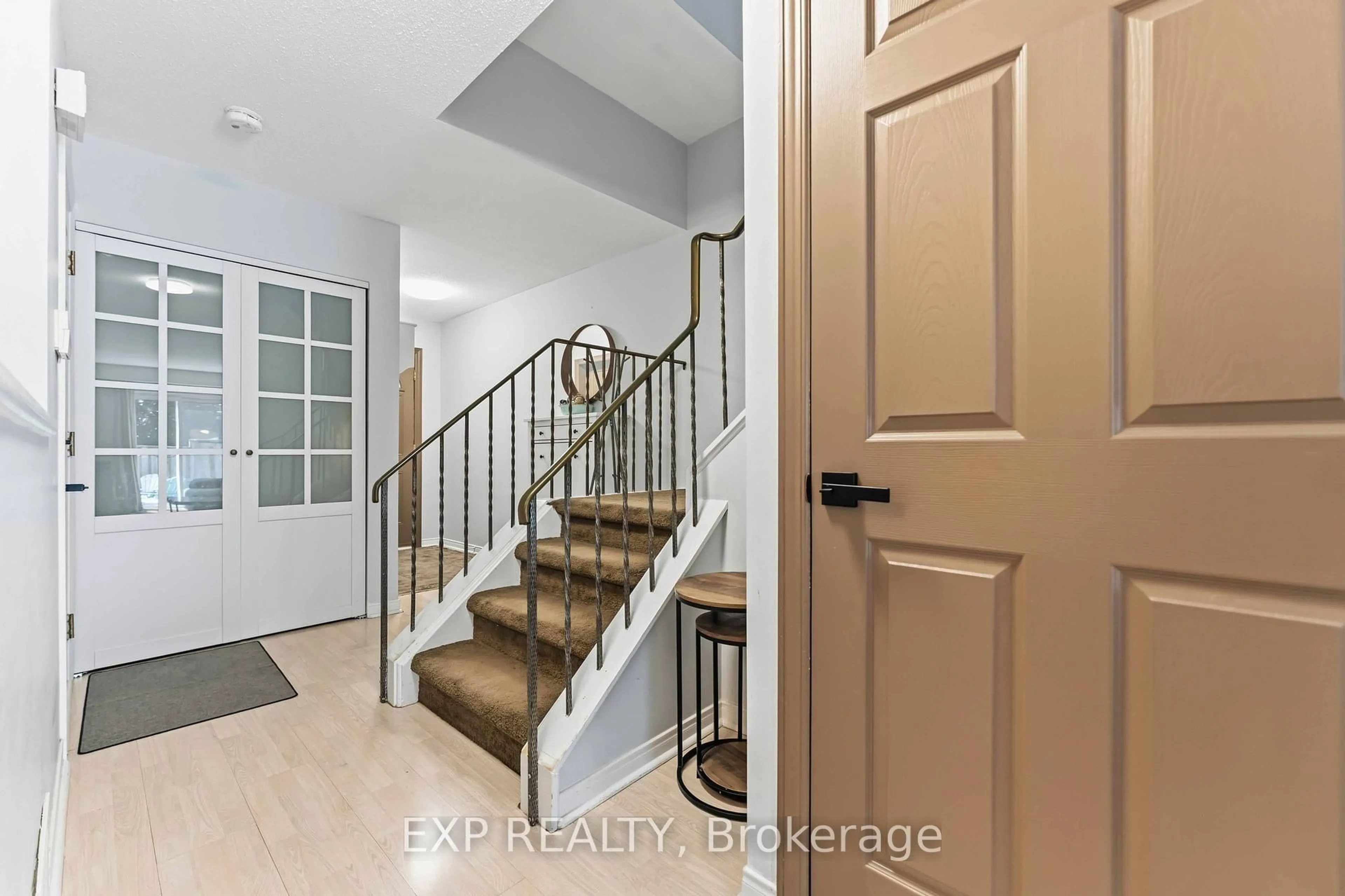 Indoor entryway for 2078 Orient Park Dr #52, Ottawa Ontario K1B 4V9