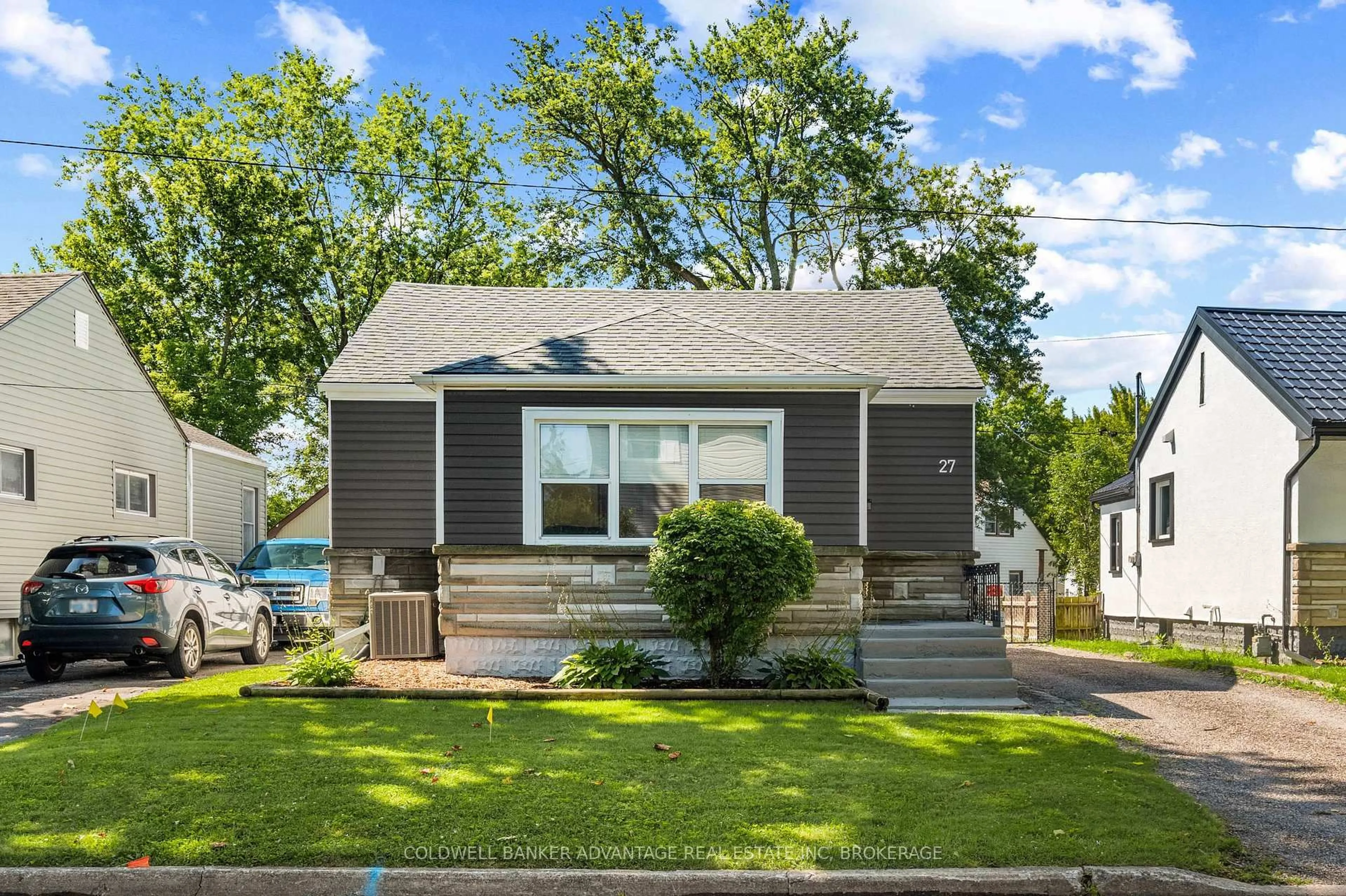 Home with vinyl exterior material, street for 27 Achilles Ave, Welland Ontario L3B 4S3