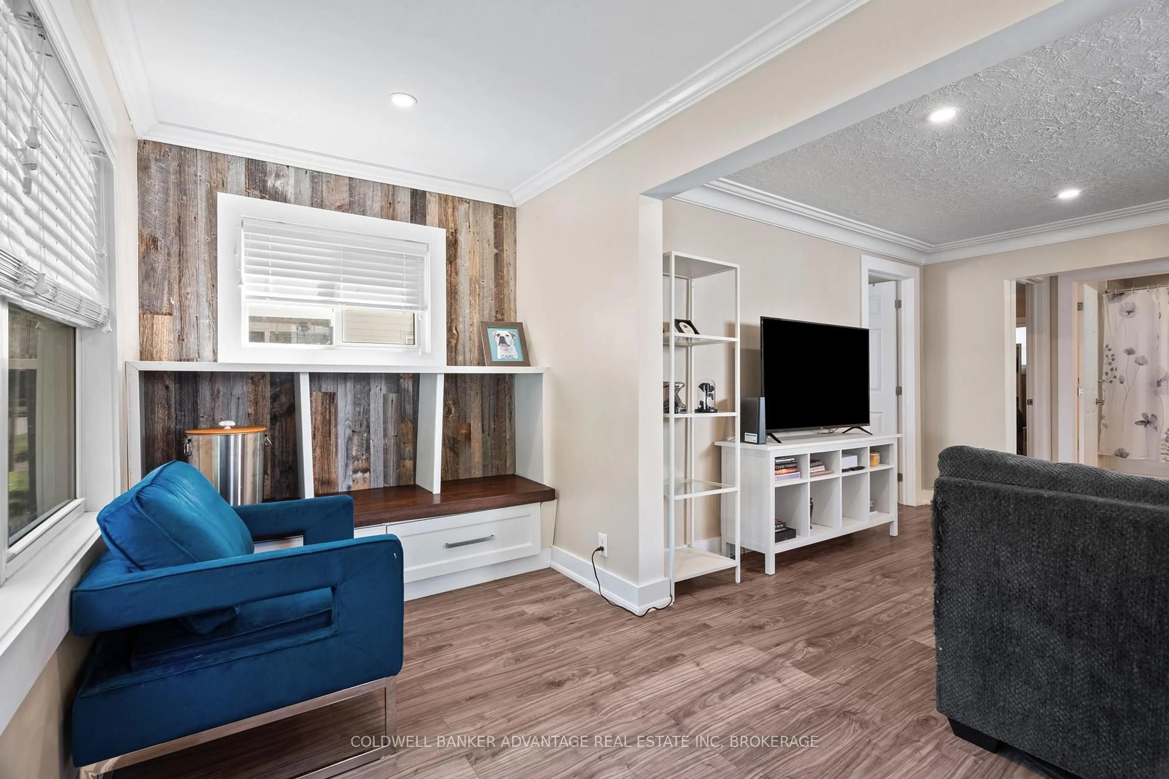 Living room with furniture, wood/laminate floor for 27 Achilles Ave, Welland Ontario L3B 4S3