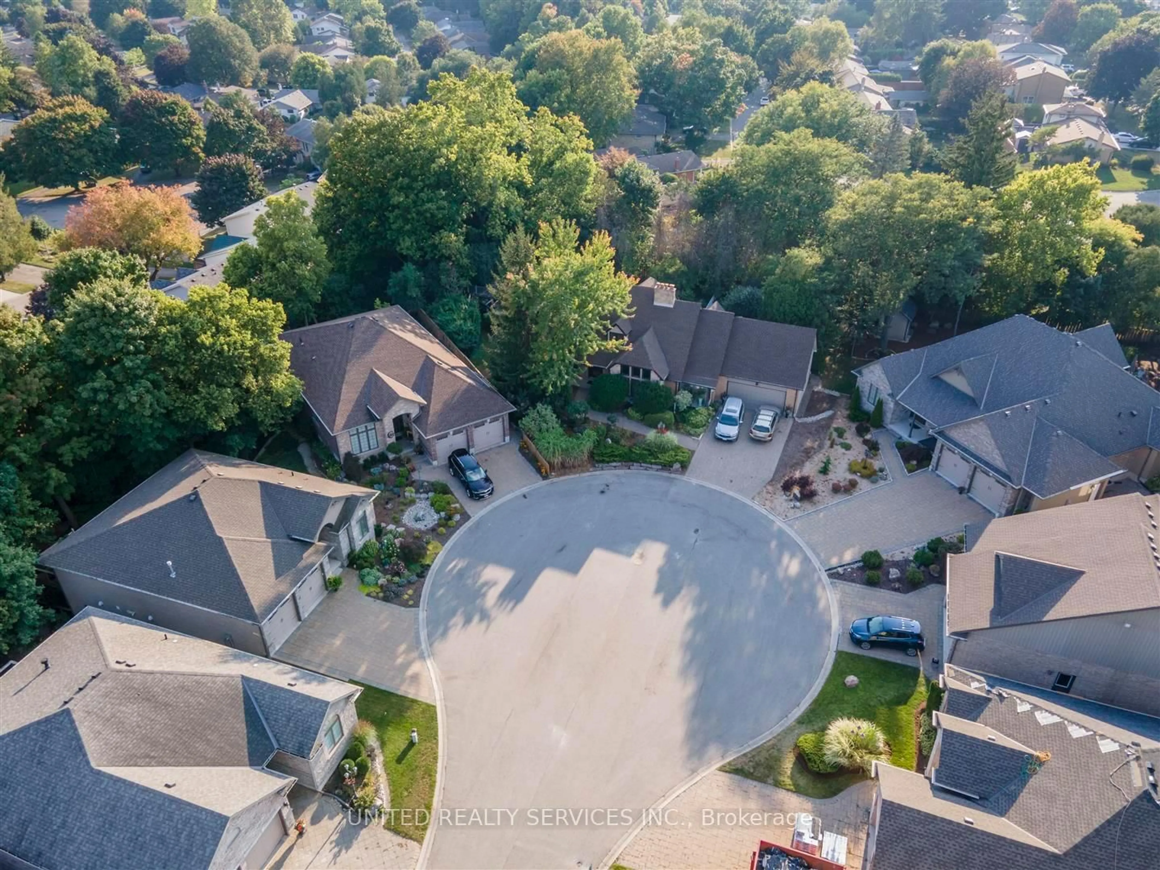 A pic from outside/outdoor area/front of a property/back of a property/a pic from drone, street for 1777 HIGHBURY Ave #9, London North Ontario N5X 3Z4