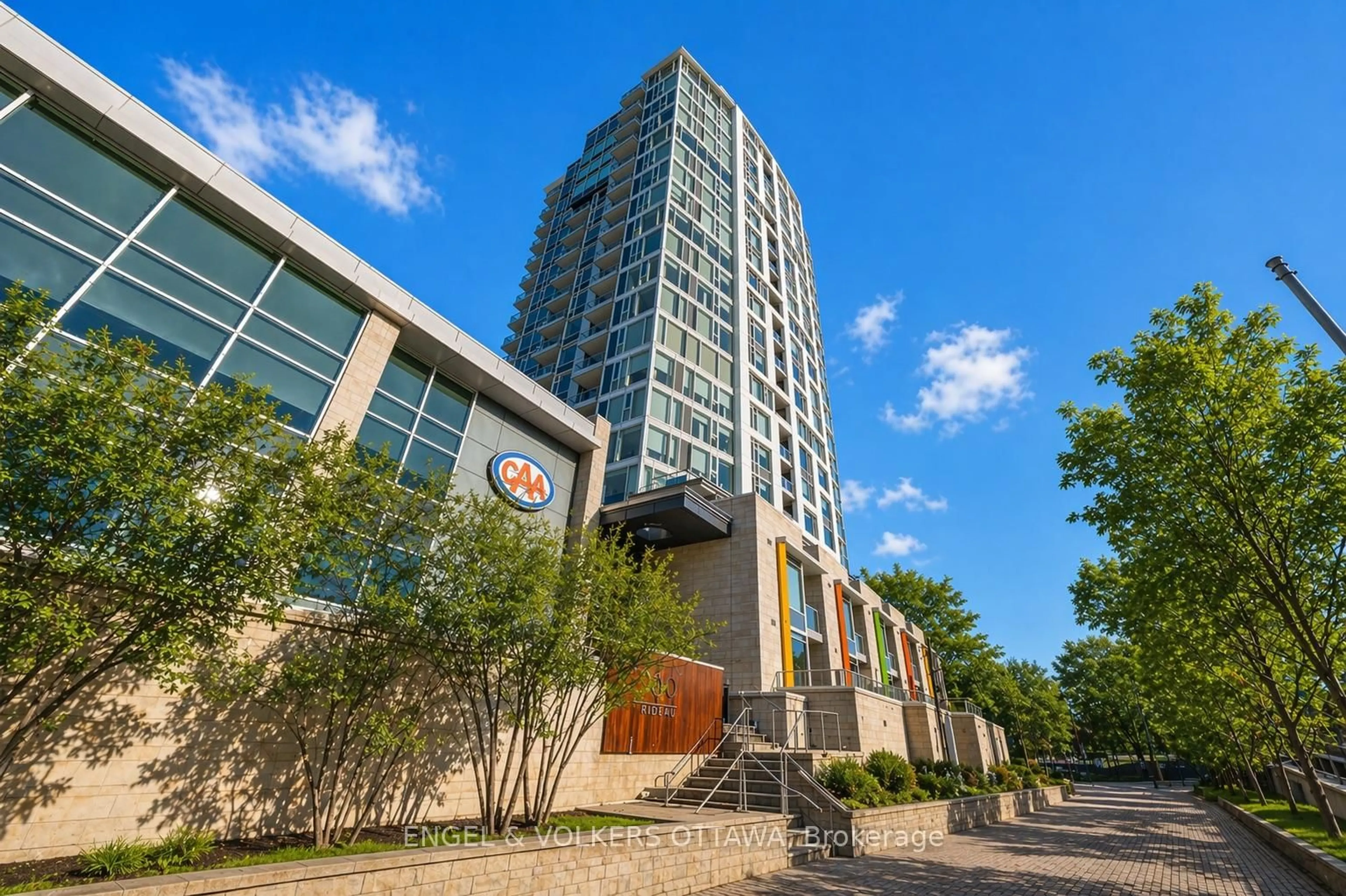 Indoor foyer for 1035 Bank St #110, Ottawa Ontario K1S 5K3
