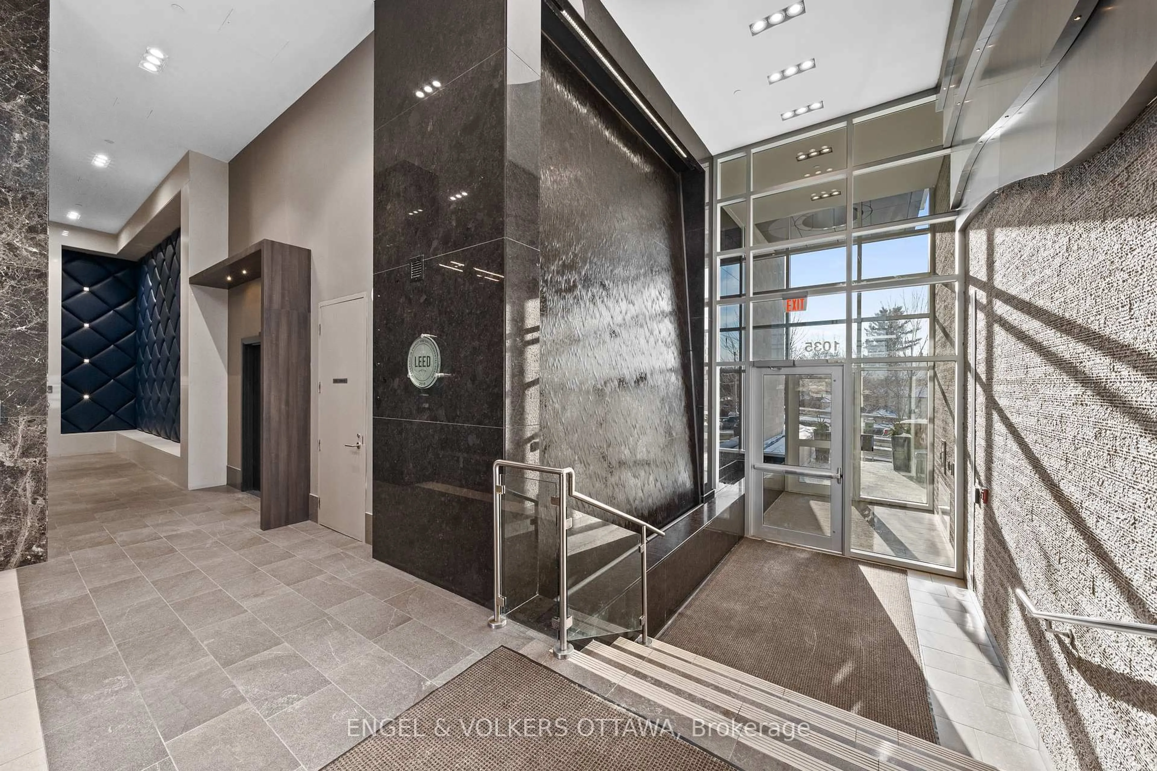Indoor foyer for 1035 Bank St #110, Ottawa Ontario K1S 5K3
